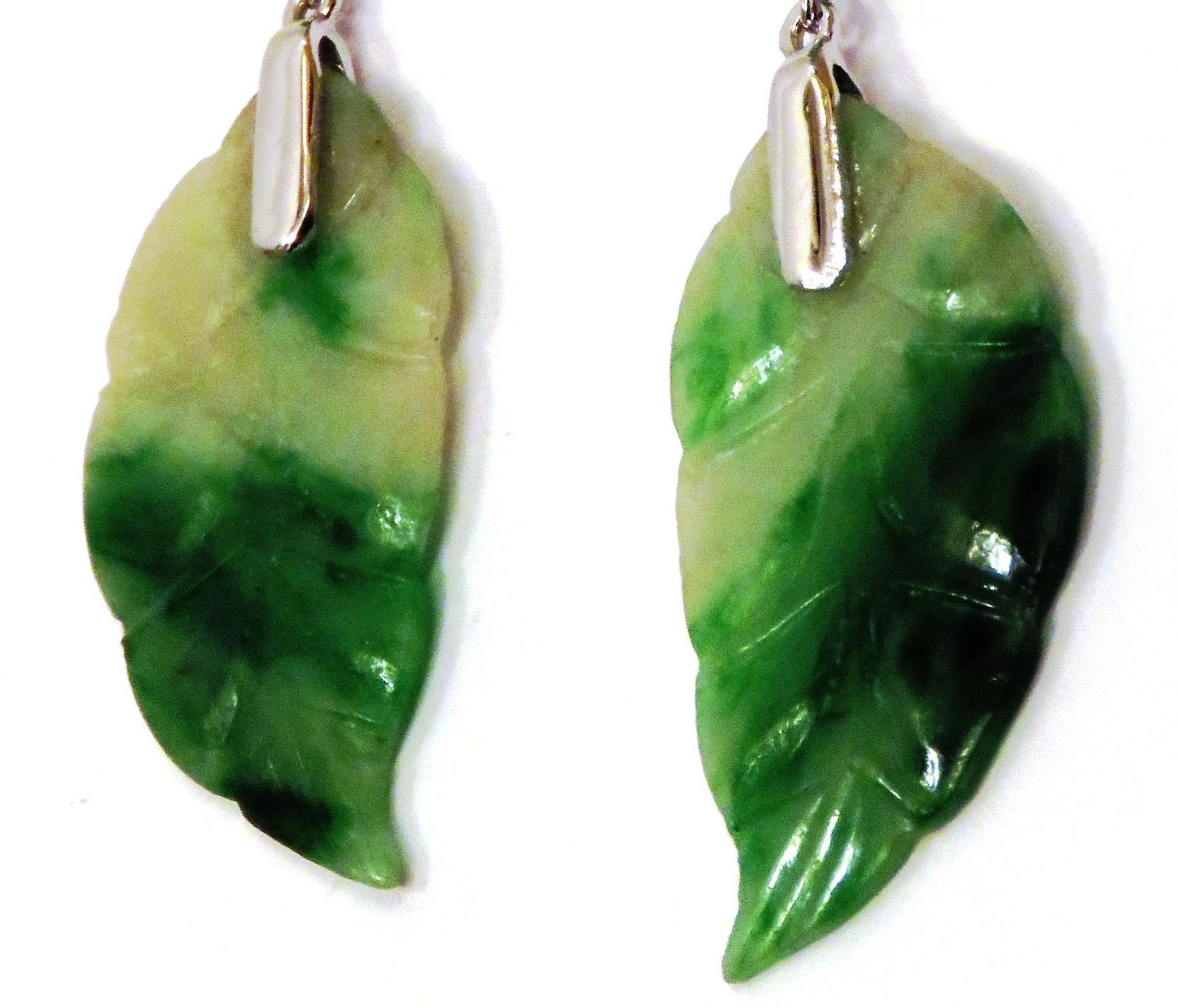 This elegant pair of earrings with carved leaf natural imperial jade and emeralds is set in 18k white gold.
Total length: 6 cm. / 2,3622 inches.
They are stamped with the Italian Mark 750 - 716MI
Ready for delivery. It can be shipped with express