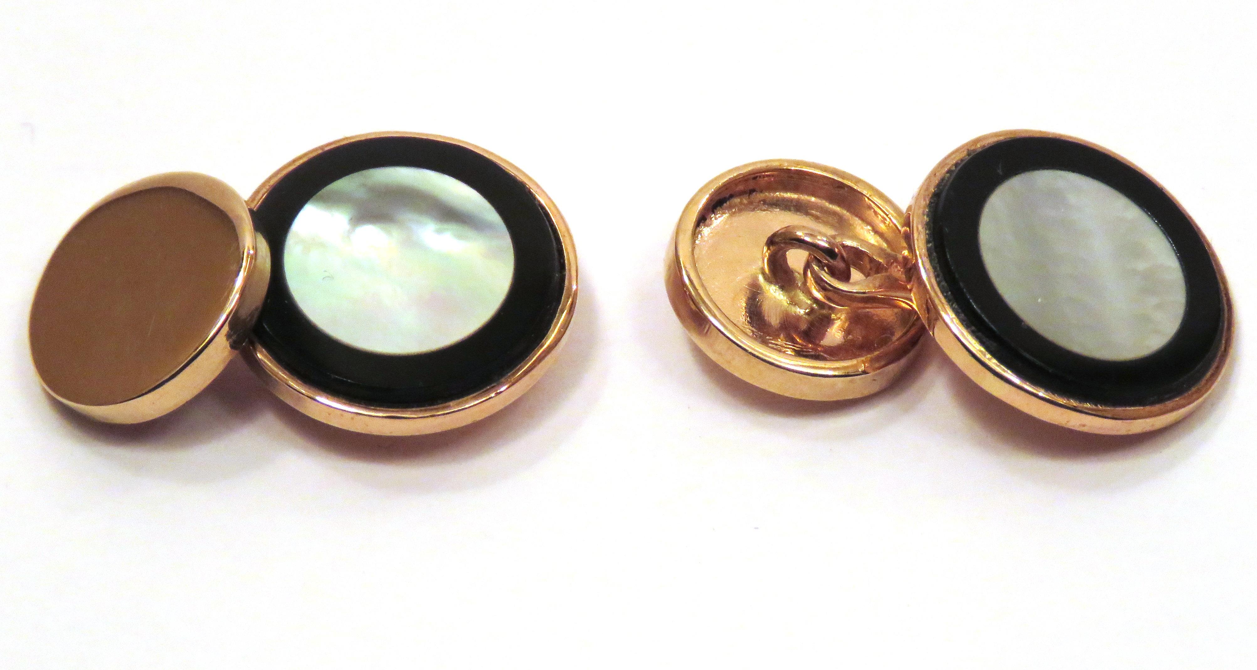 A chic pair of circular shaped cufflinks in mother-of-pearl and onyx, mounted on 9 karat rose gold. Handcrafted in Italy by Botta Gioielli. The diameter of the bigger circle is 16 mm / 0,629 inches, the smaller circle is 12 mm / 0,472 inches. It  is