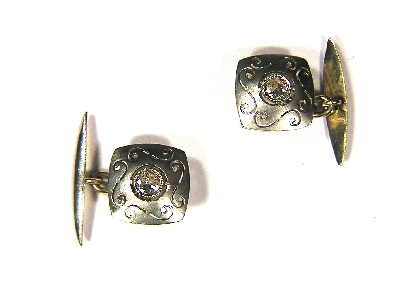 1920er Manschettenknöpfe aus Silber und Gelbgold mit Diamanten 0,20 ctw ca.
Größe: 14 mm / 0,551 Zoll
Bereit zur Auslieferung. Auf Wunsch kann es per Expressversand verschickt