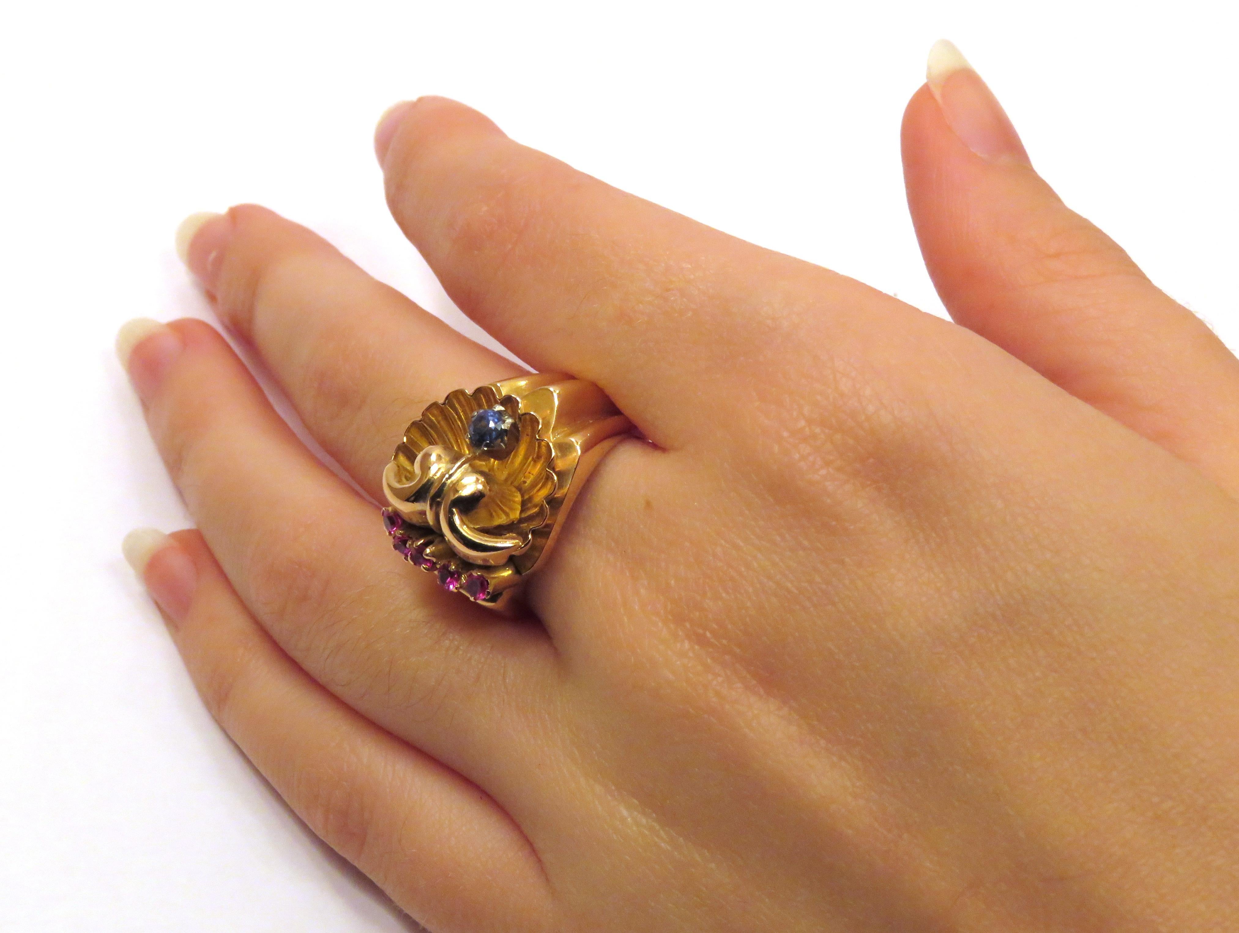 1940s Red Rubies Blue Sapphire Rose Gold Ring Vintage In Excellent Condition In Milano, IT
