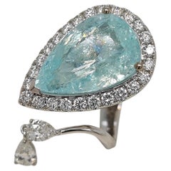 Bague en or blanc sertie d'une tourmaline Paraíba certifiée GU de 13,97 carats, taillée en poire et d'un diamant