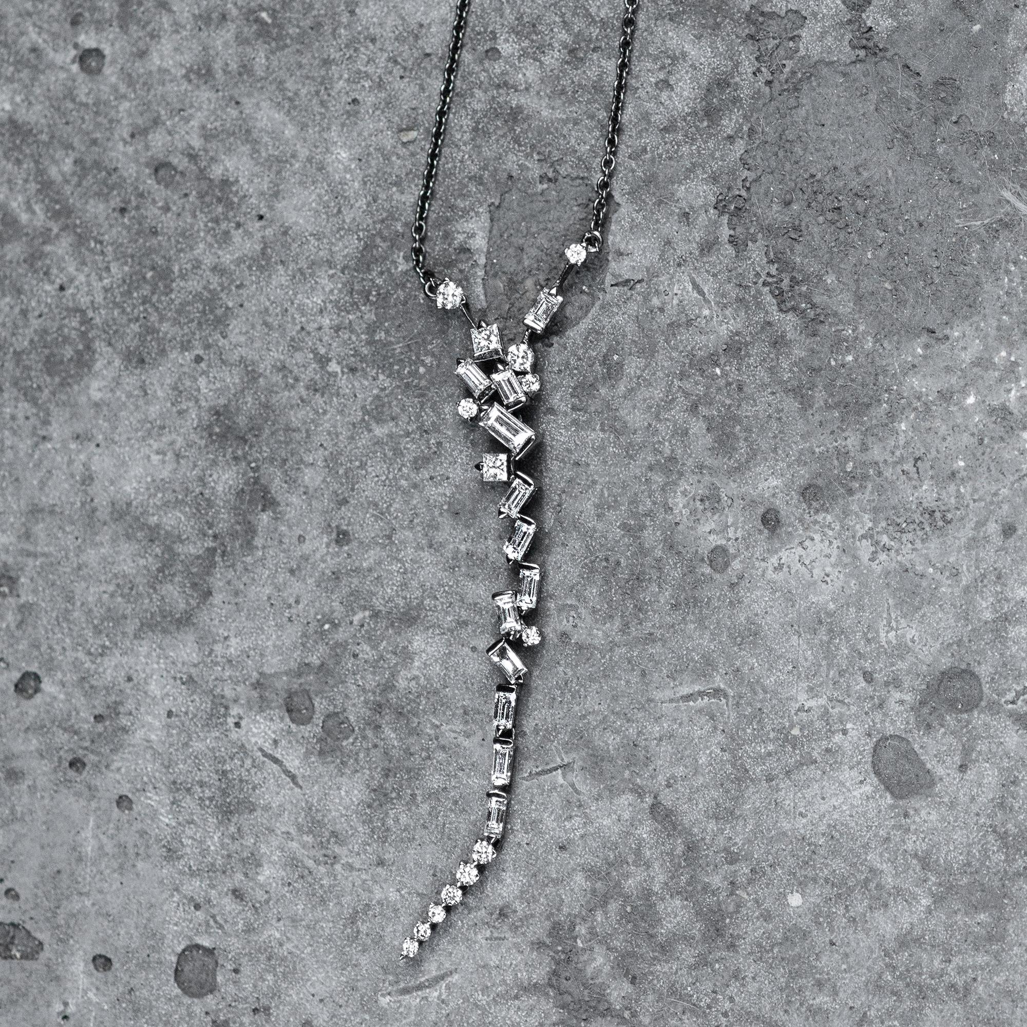 This long drop chain necklace from the Cosmic collection is articulated thanks to subtle links that add movement and accentuate the necklace’s delicacy and grace.
The Cosmic jewellery creations gather baguette, round and square-cut diamonds, coming