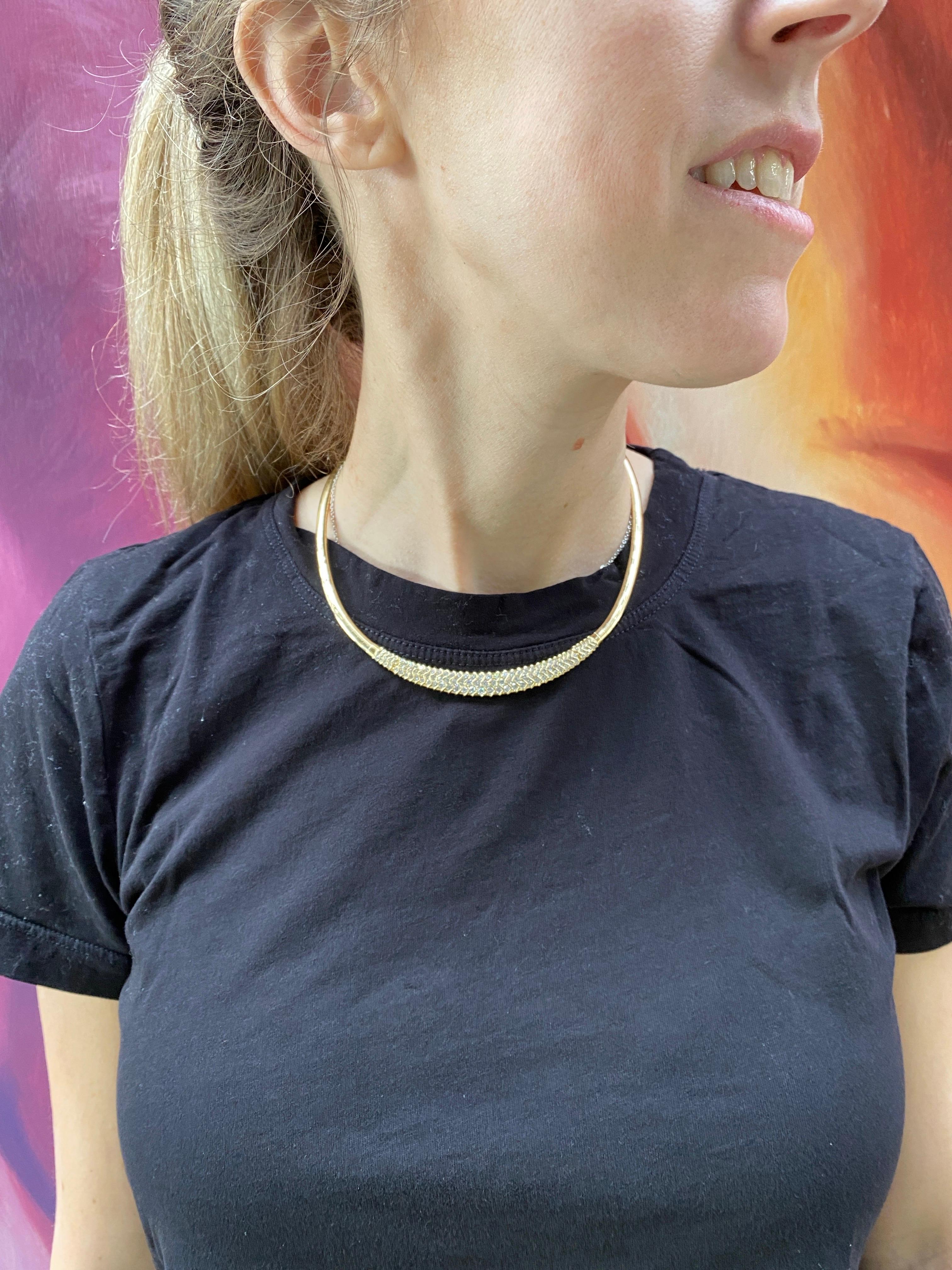 Collier Omega en or jaune 18 carats avec diamants ronds d'un poids total de 5 carats en vente 12
