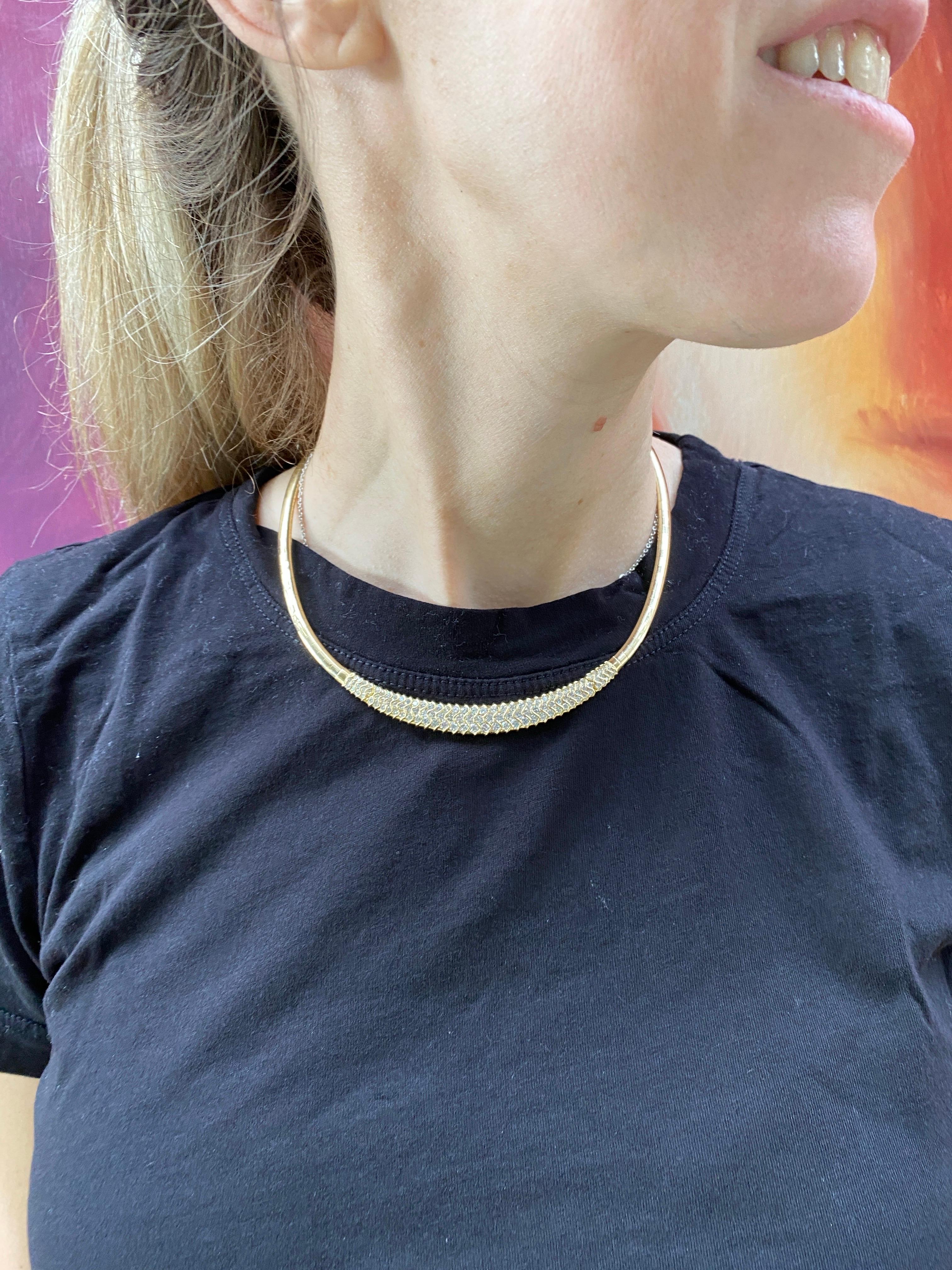 Collier Omega en or jaune 18 carats avec diamants ronds d'un poids total de 5 carats en vente 11