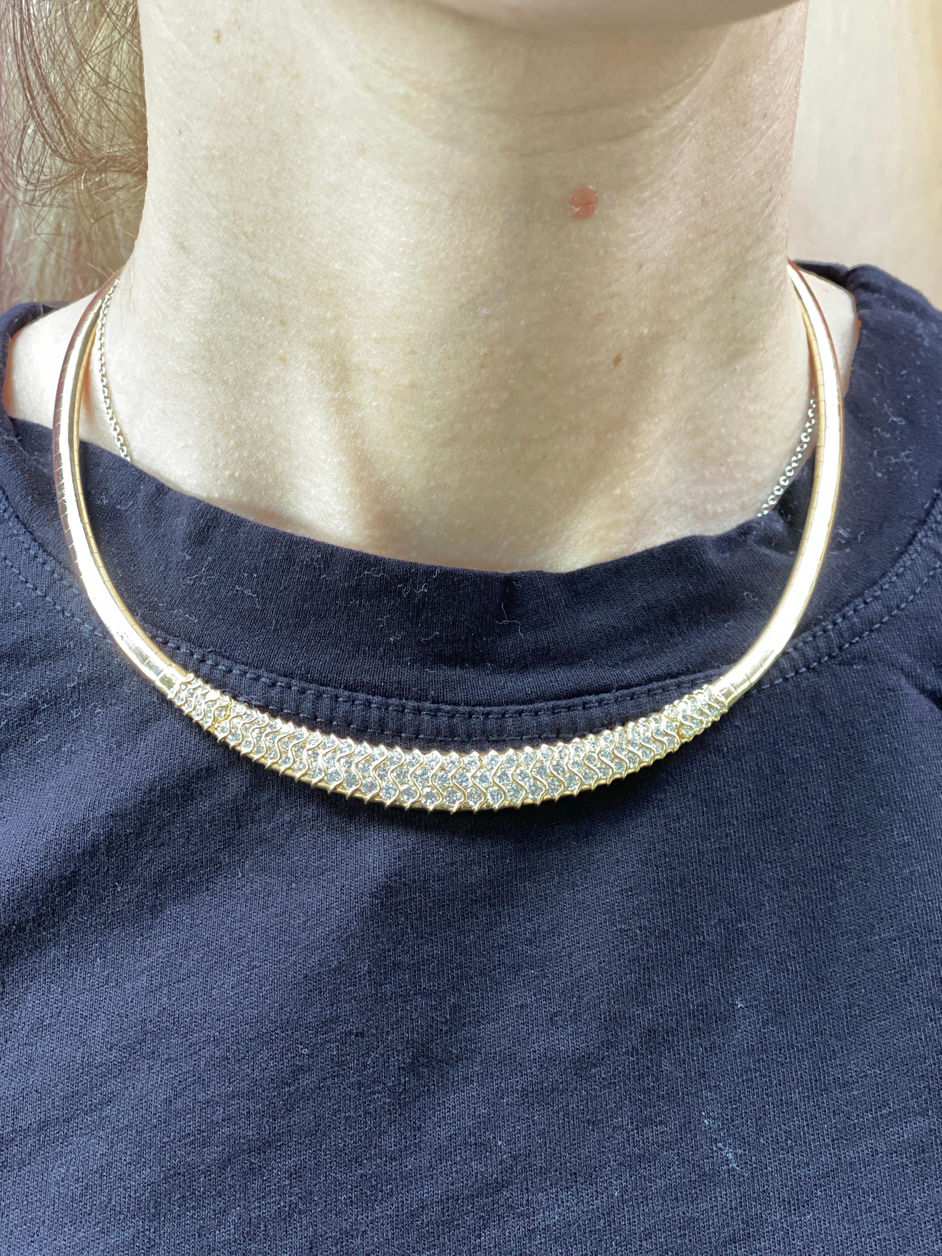 Collier Omega en or jaune 18 carats avec diamants ronds d'un poids total de 5 carats en vente 15