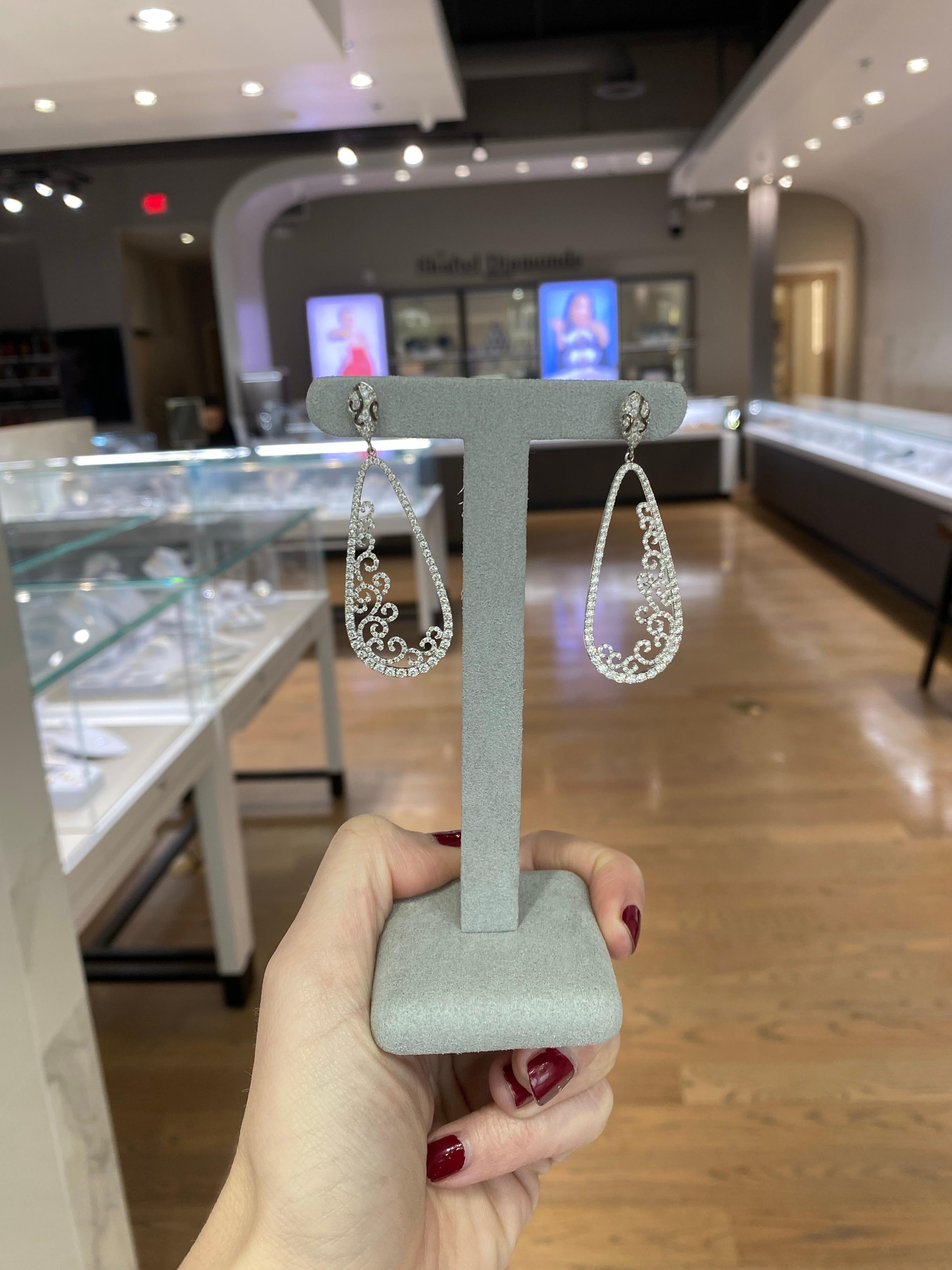 Boucles d'oreilles pendantes en or blanc 18 carats avec diamants ronds brillants de 3,88 carats en vente 2