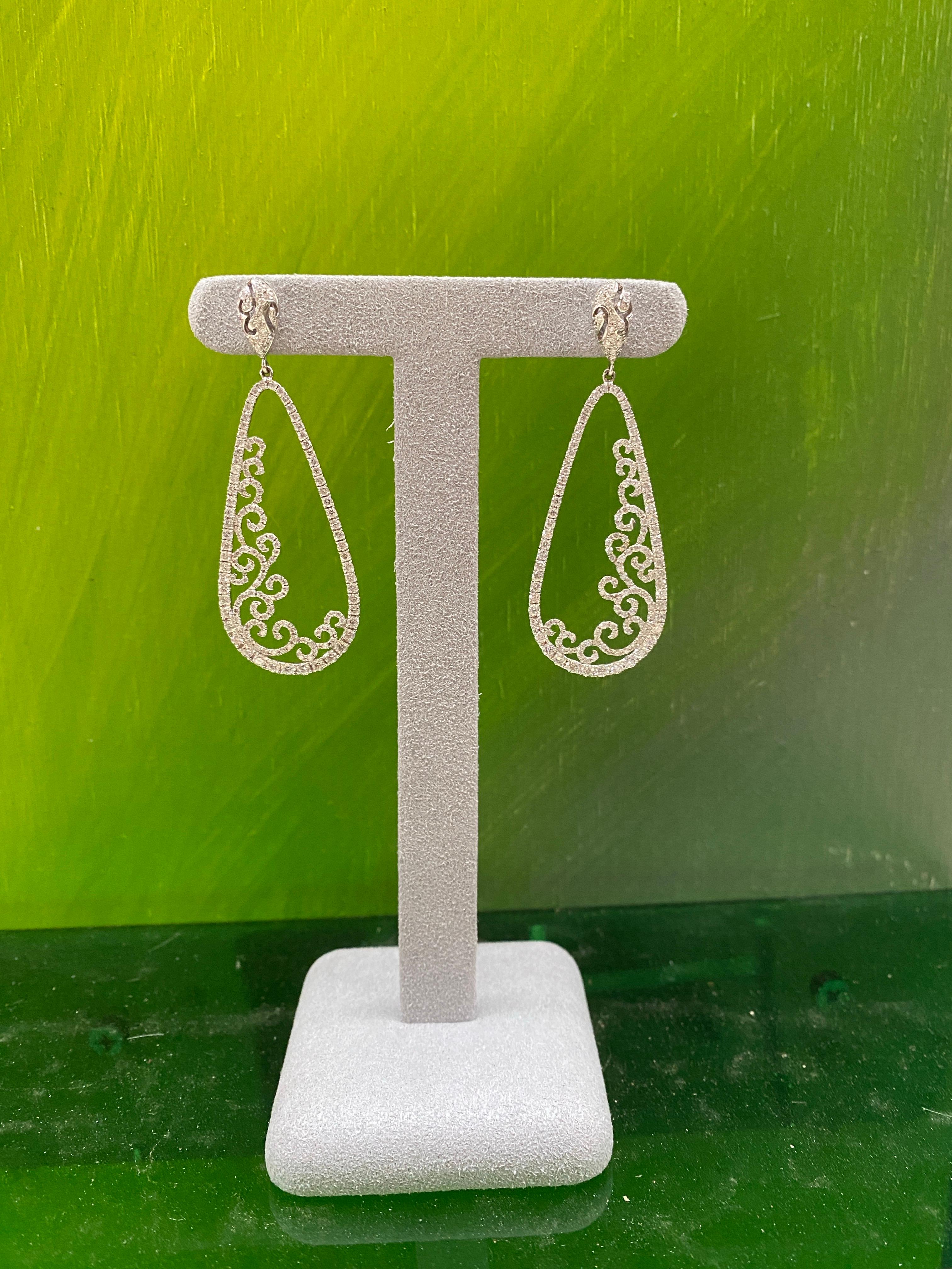 Boucles d'oreilles pendantes en or blanc 18 carats avec diamants ronds brillants de 3,88 carats en vente 1