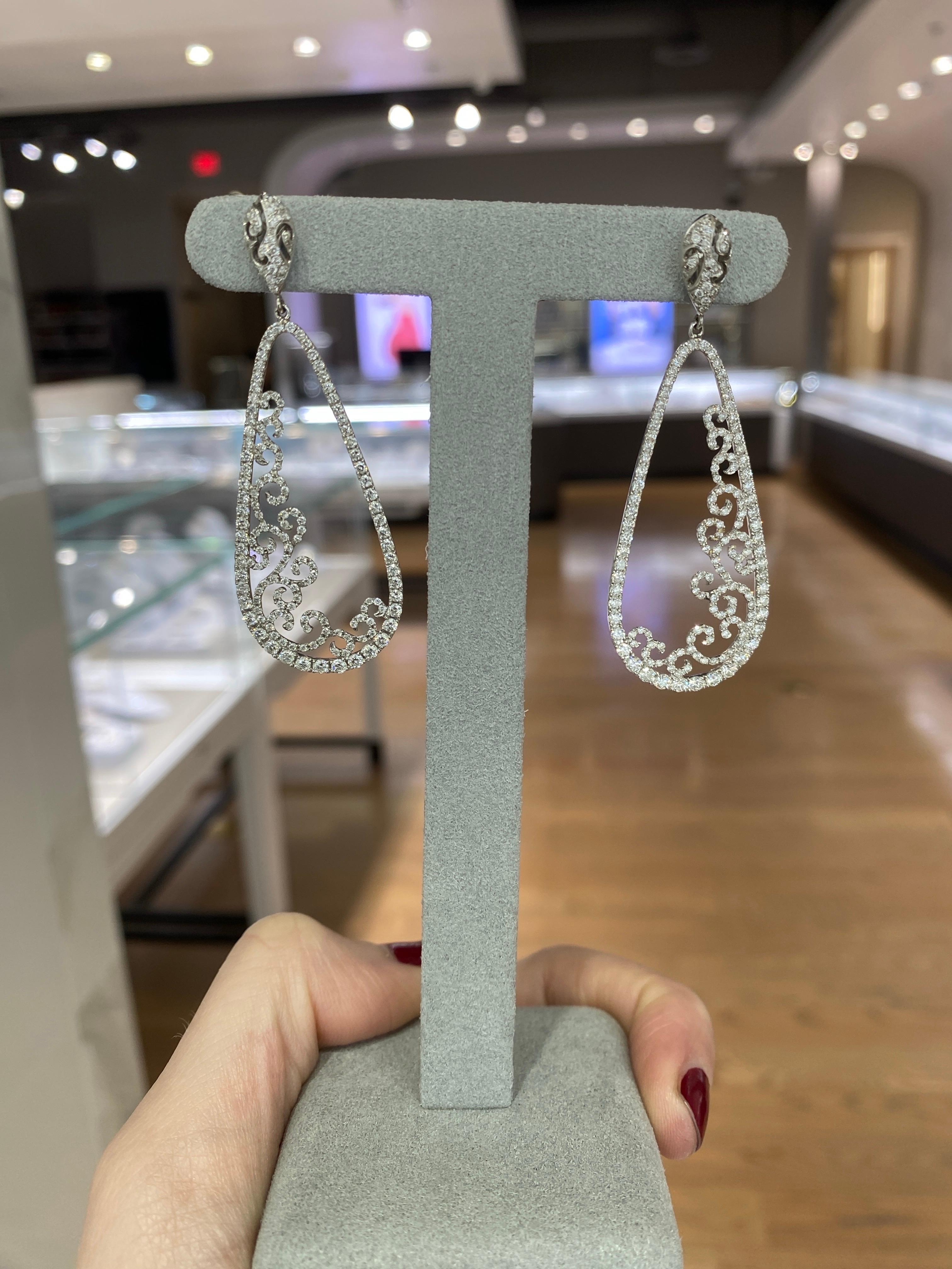Boucles d'oreilles pendantes en or blanc 18 carats avec diamants ronds brillants de 3,88 carats en vente 4