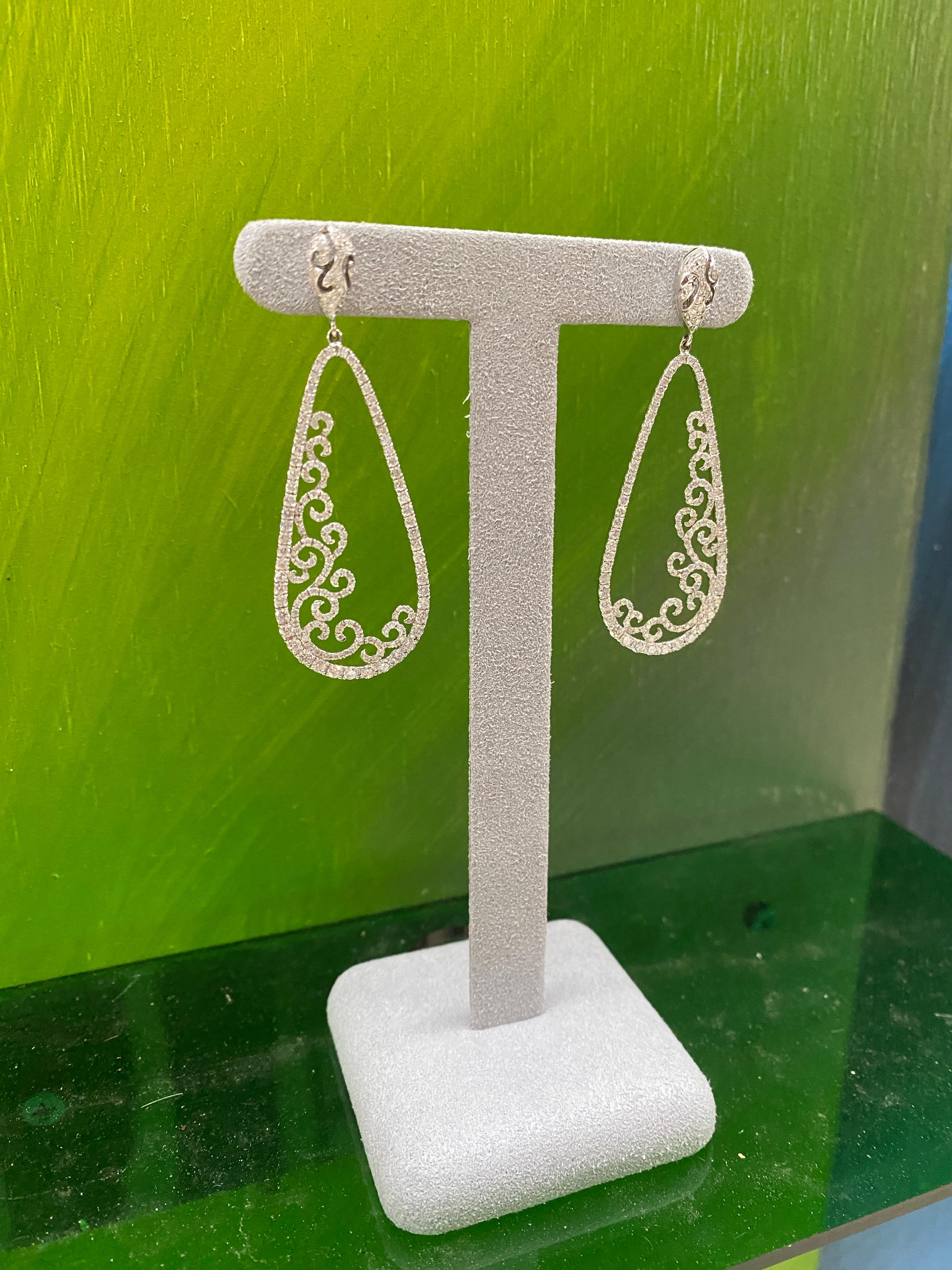 Boucles d'oreilles pendantes en or blanc 18 carats avec diamants ronds brillants de 3,88 carats en vente 7