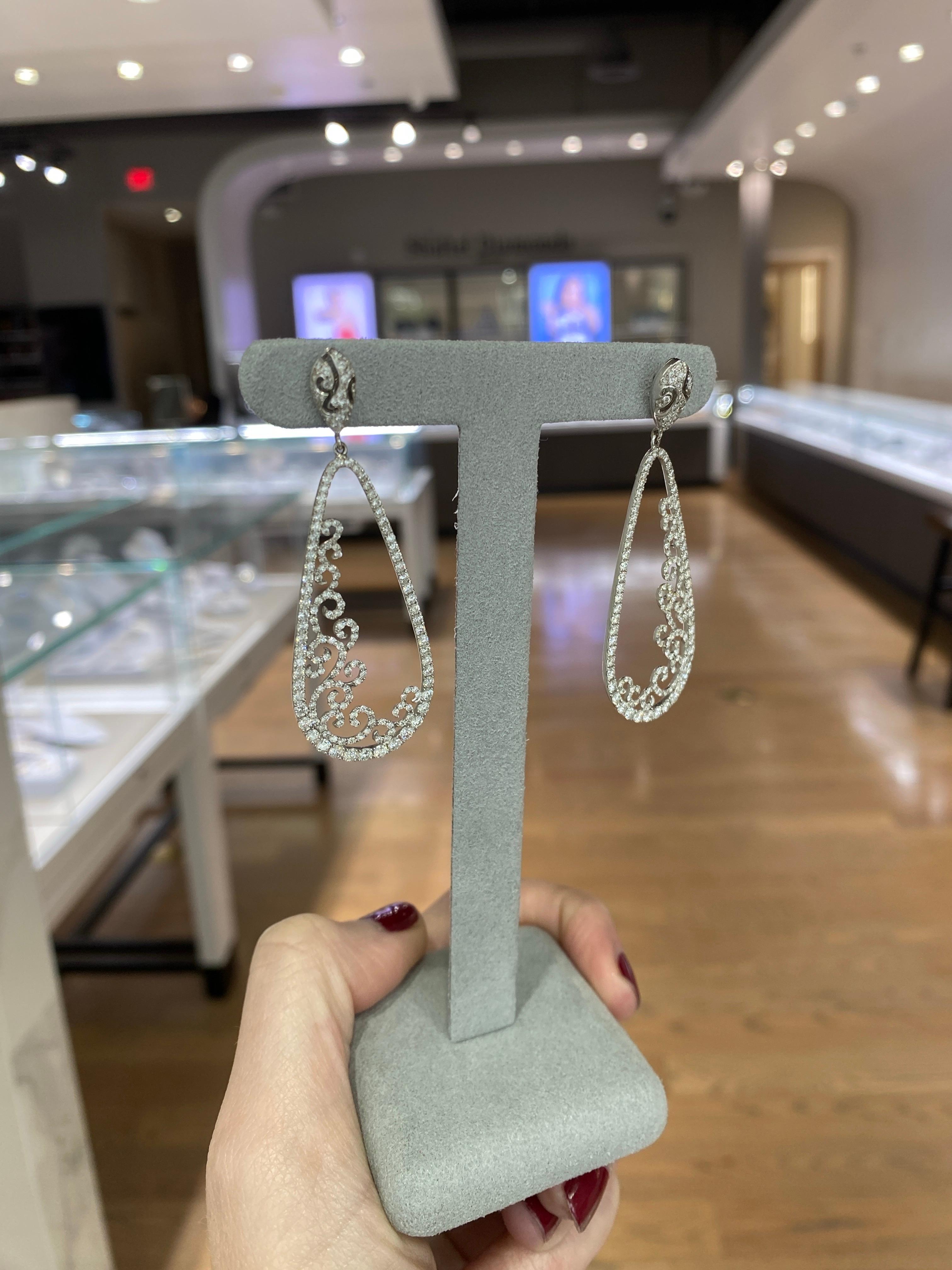 Boucles d'oreilles pendantes en or blanc 18 carats avec diamants ronds brillants de 3,88 carats en vente 9