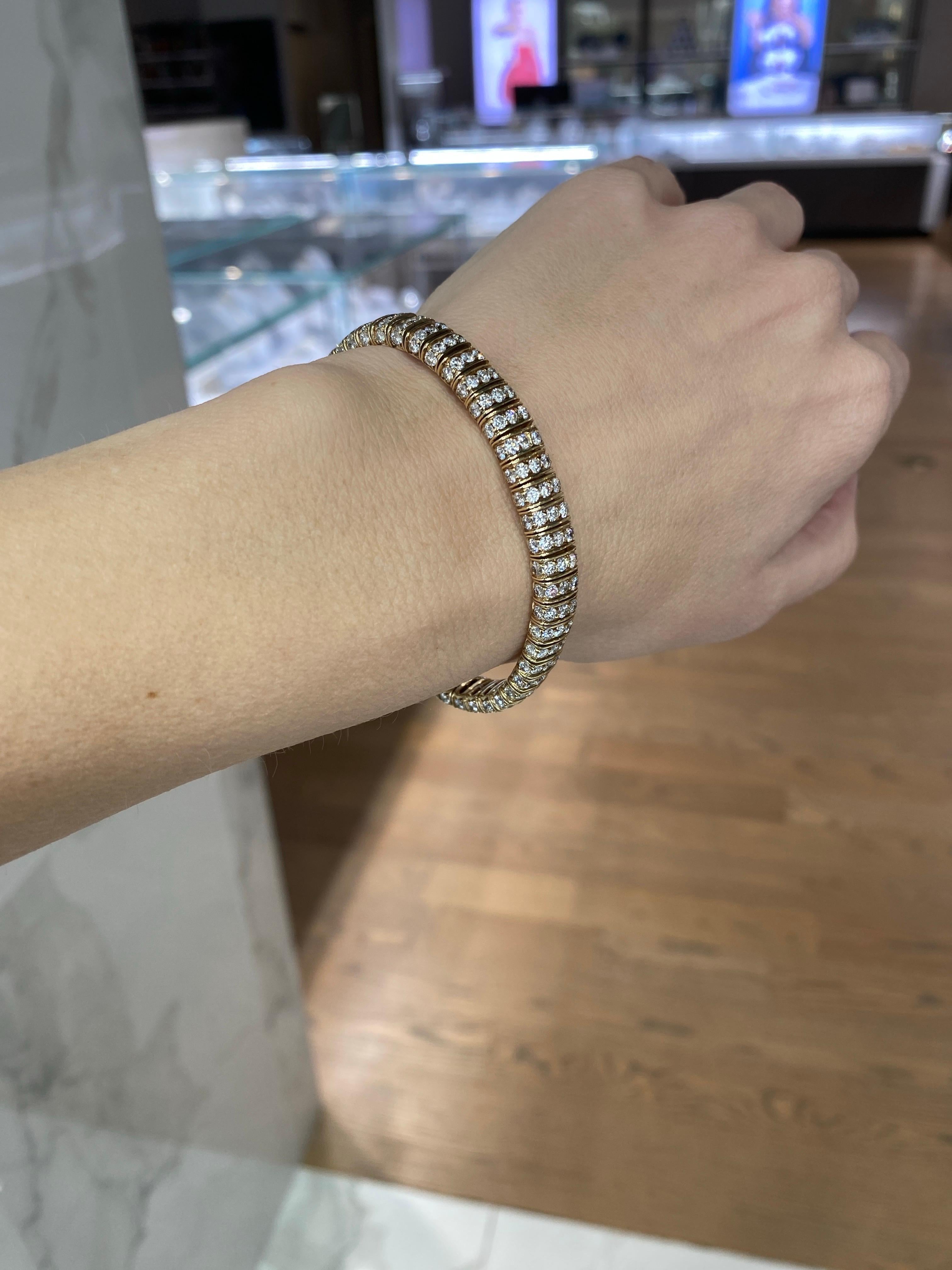 Bracelet en or 14 carats serti de diamants naturels taille ronde brillants de 12 carats en vente 1
