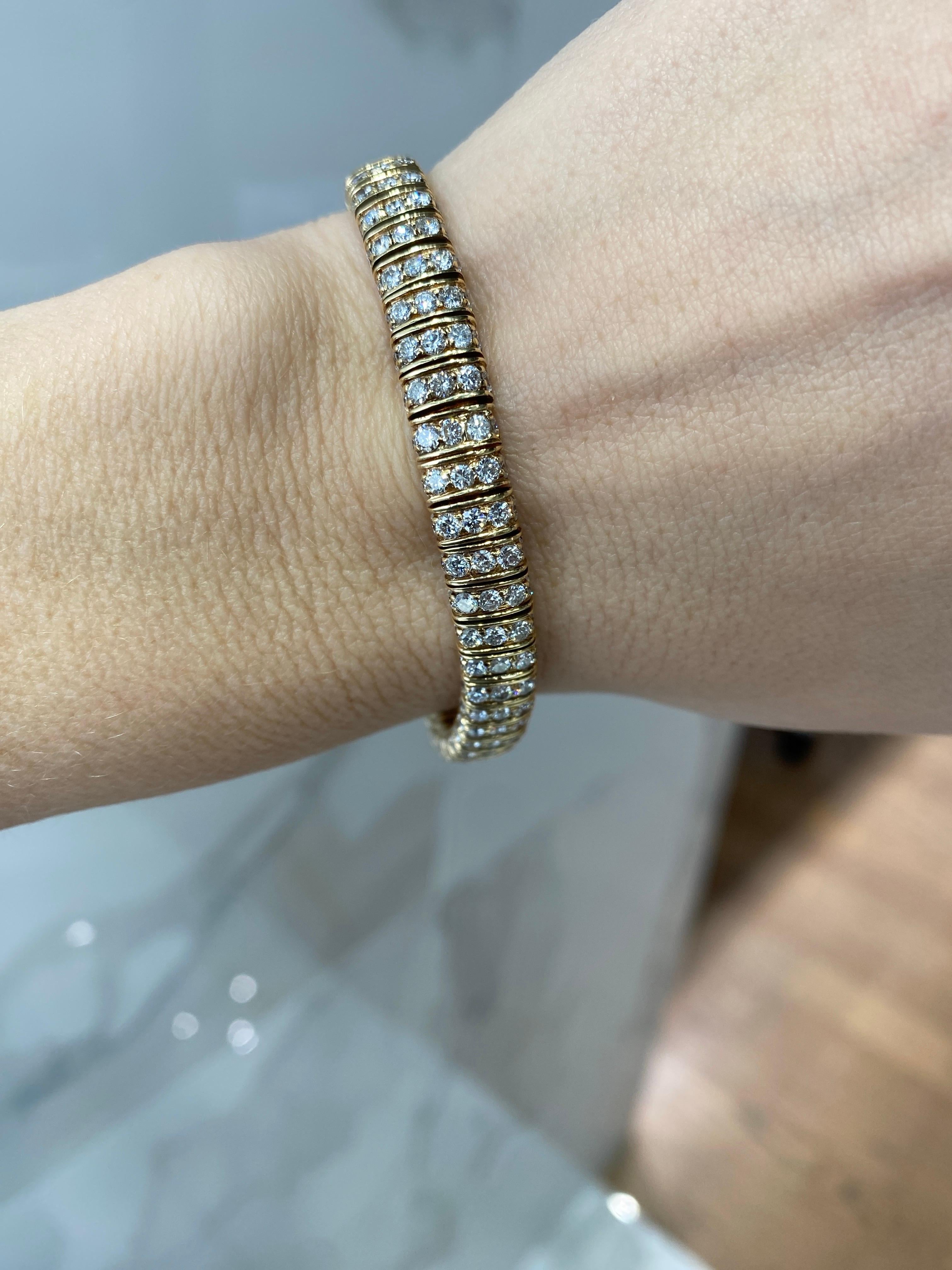 Bracelet en or 14 carats serti de diamants naturels taille ronde brillants de 12 carats Pour femmes en vente