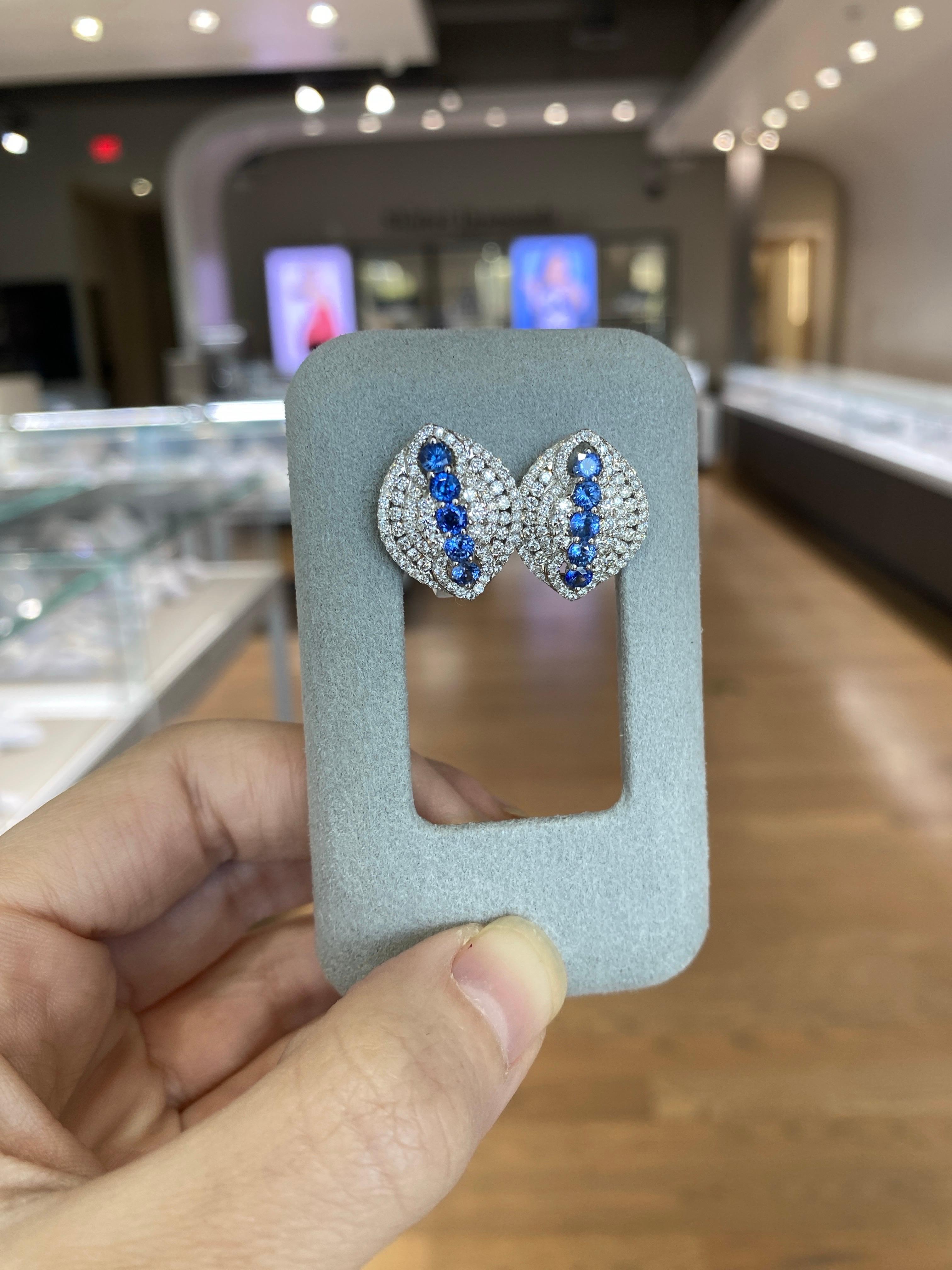 da uomo o donna Orecchini con zaffiro blu rotondo da 1,71 carati e diamante micropave da 1,71 carati in vendita