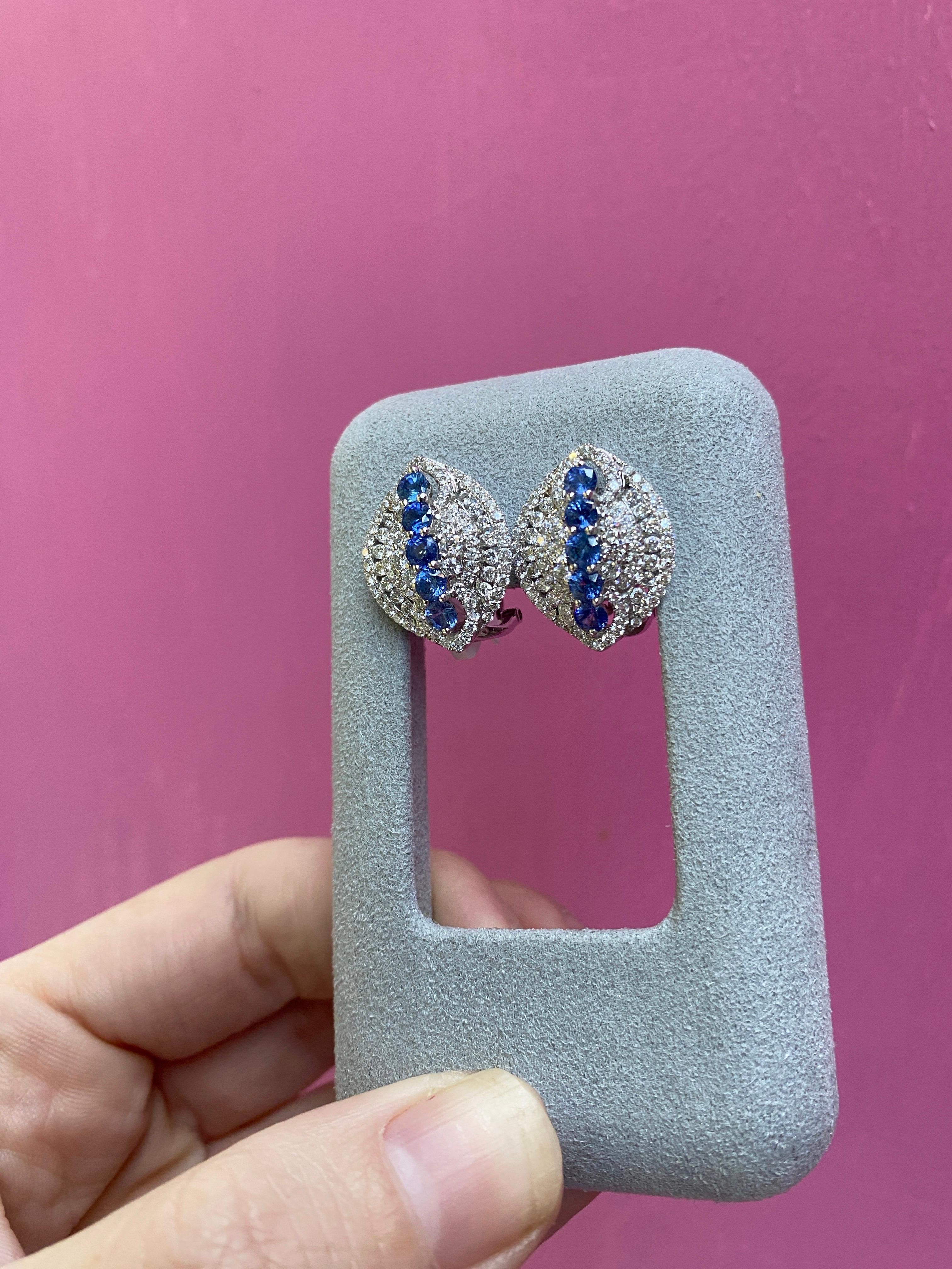Orecchini con zaffiro blu rotondo da 1,71 carati e diamante micropave da 1,71 carati in vendita 1