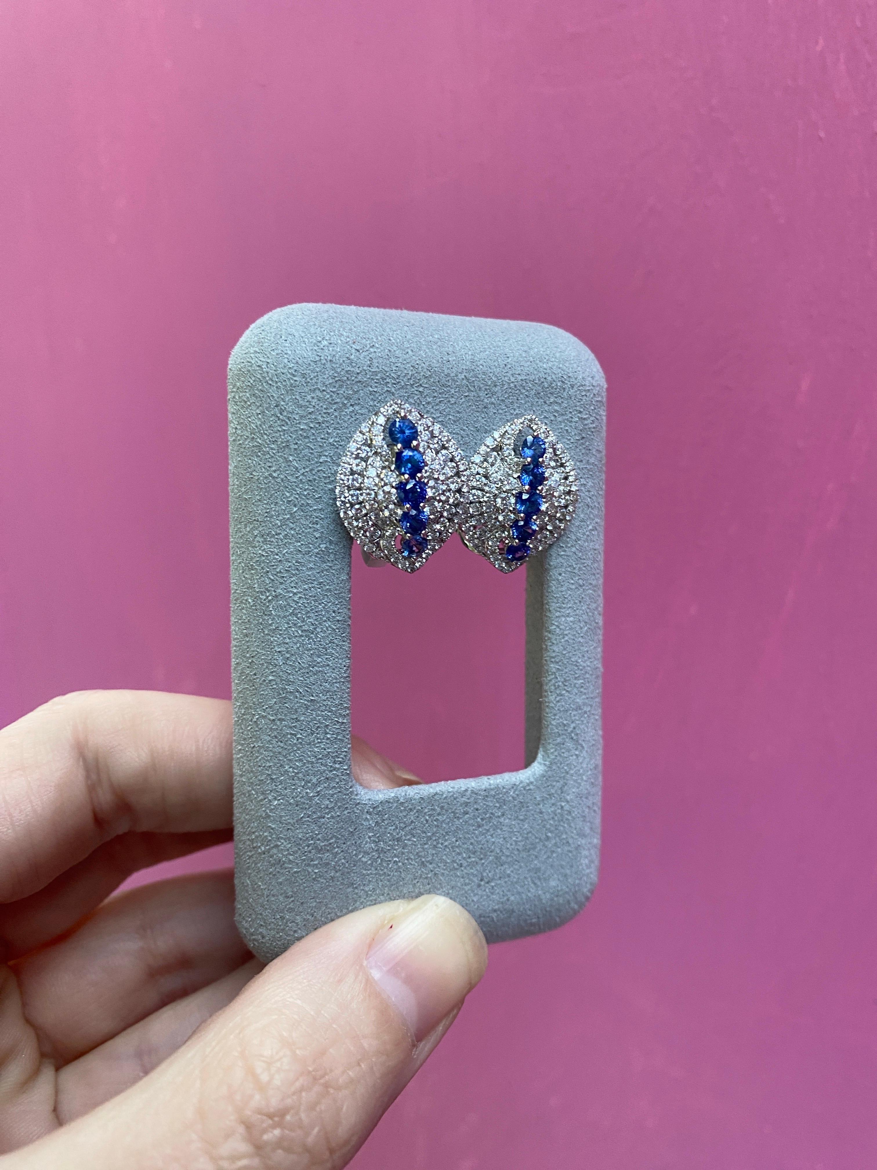 Orecchini con zaffiro blu rotondo da 1,71 carati e diamante micropave da 1,71 carati in vendita 2