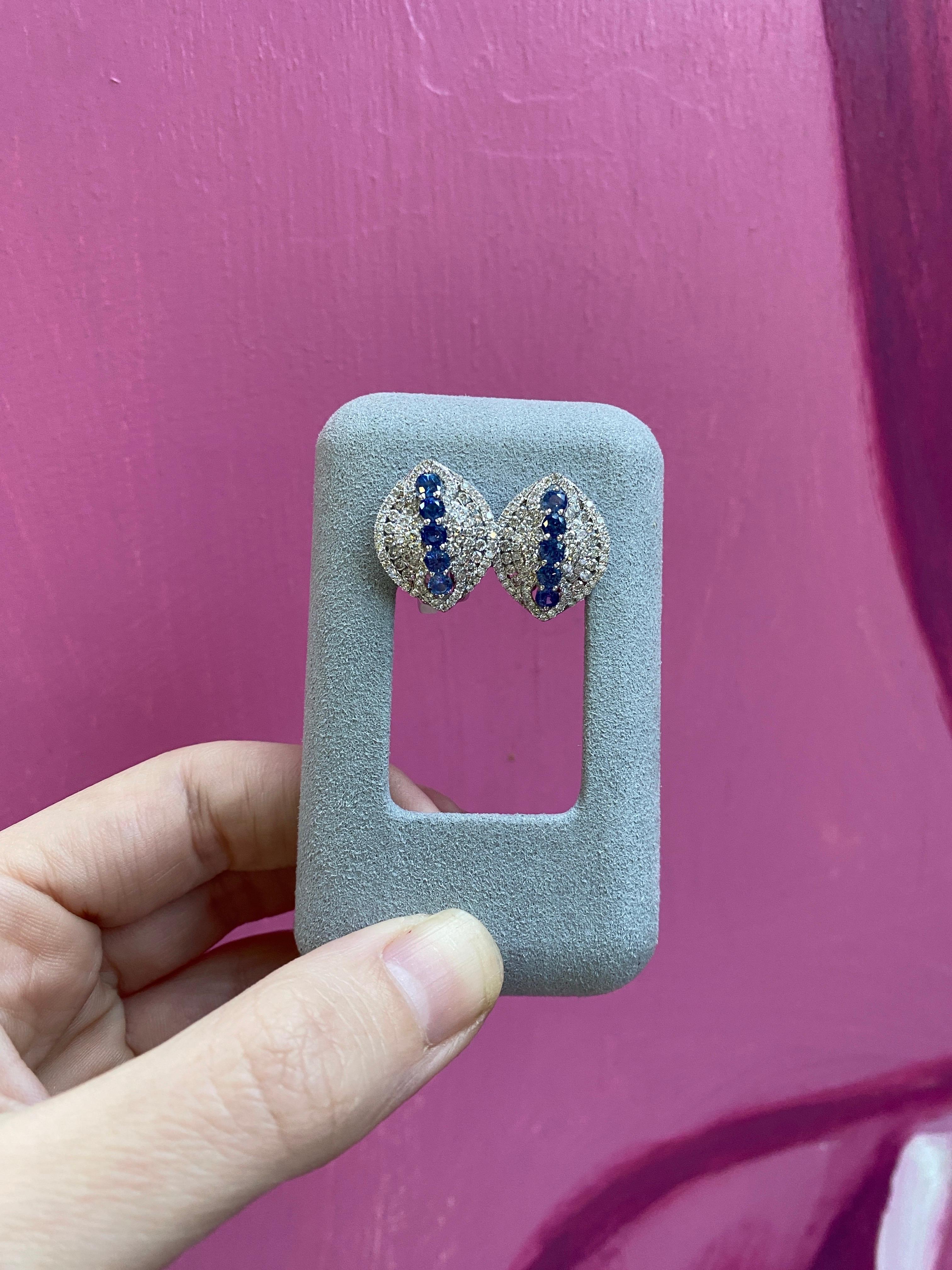Orecchini con zaffiro blu rotondo da 1,71 carati e diamante micropave da 1,71 carati in vendita 3