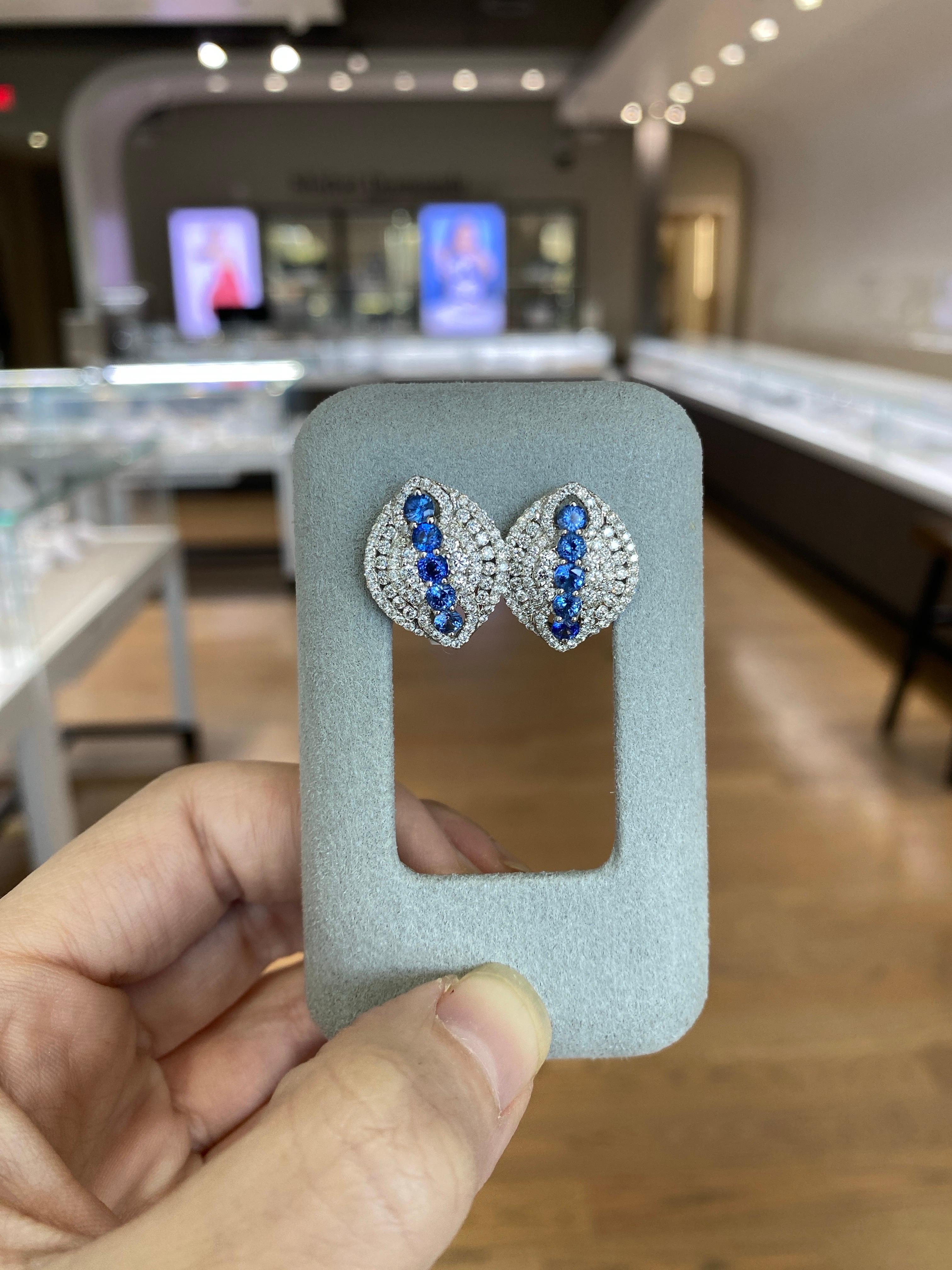 Orecchini con zaffiro blu rotondo da 1,71 carati e diamante micropave da 1,71 carati in vendita 4
