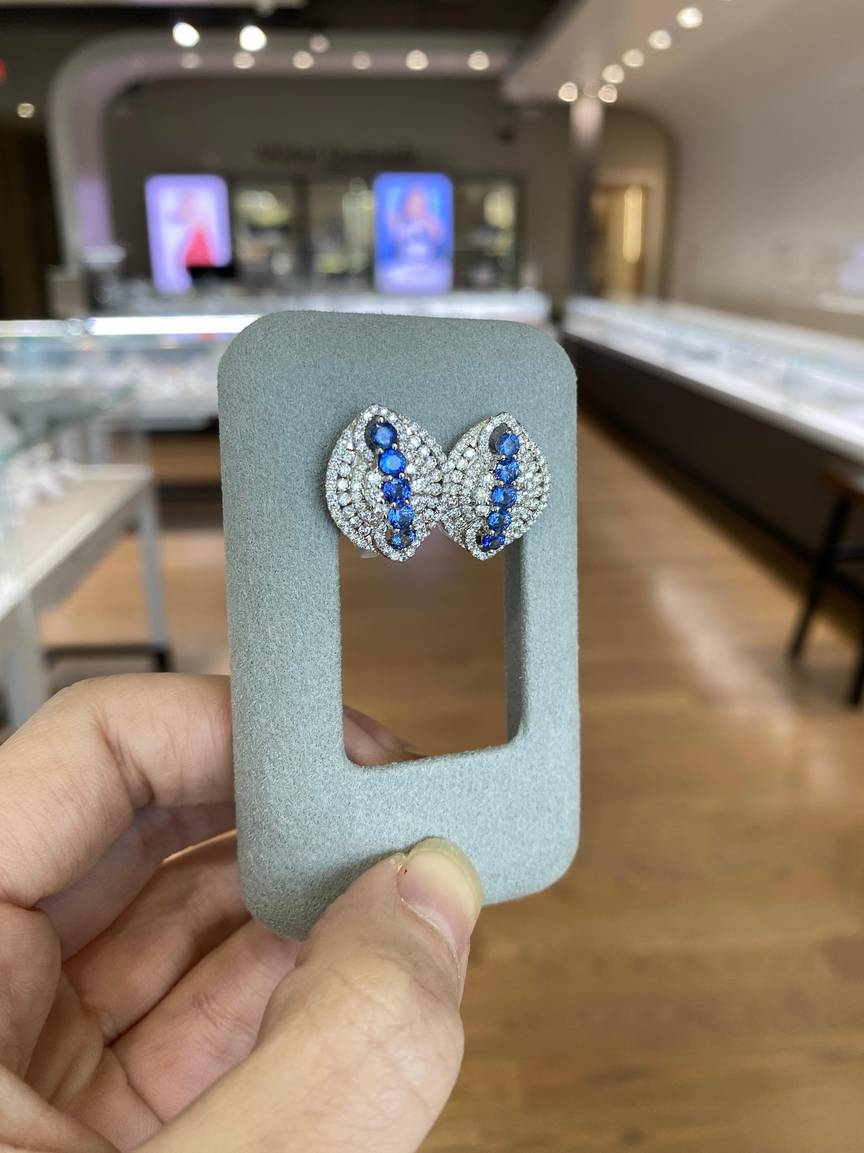 Orecchini con zaffiro blu rotondo da 1,71 carati e diamante micropave da 1,71 carati in vendita 5