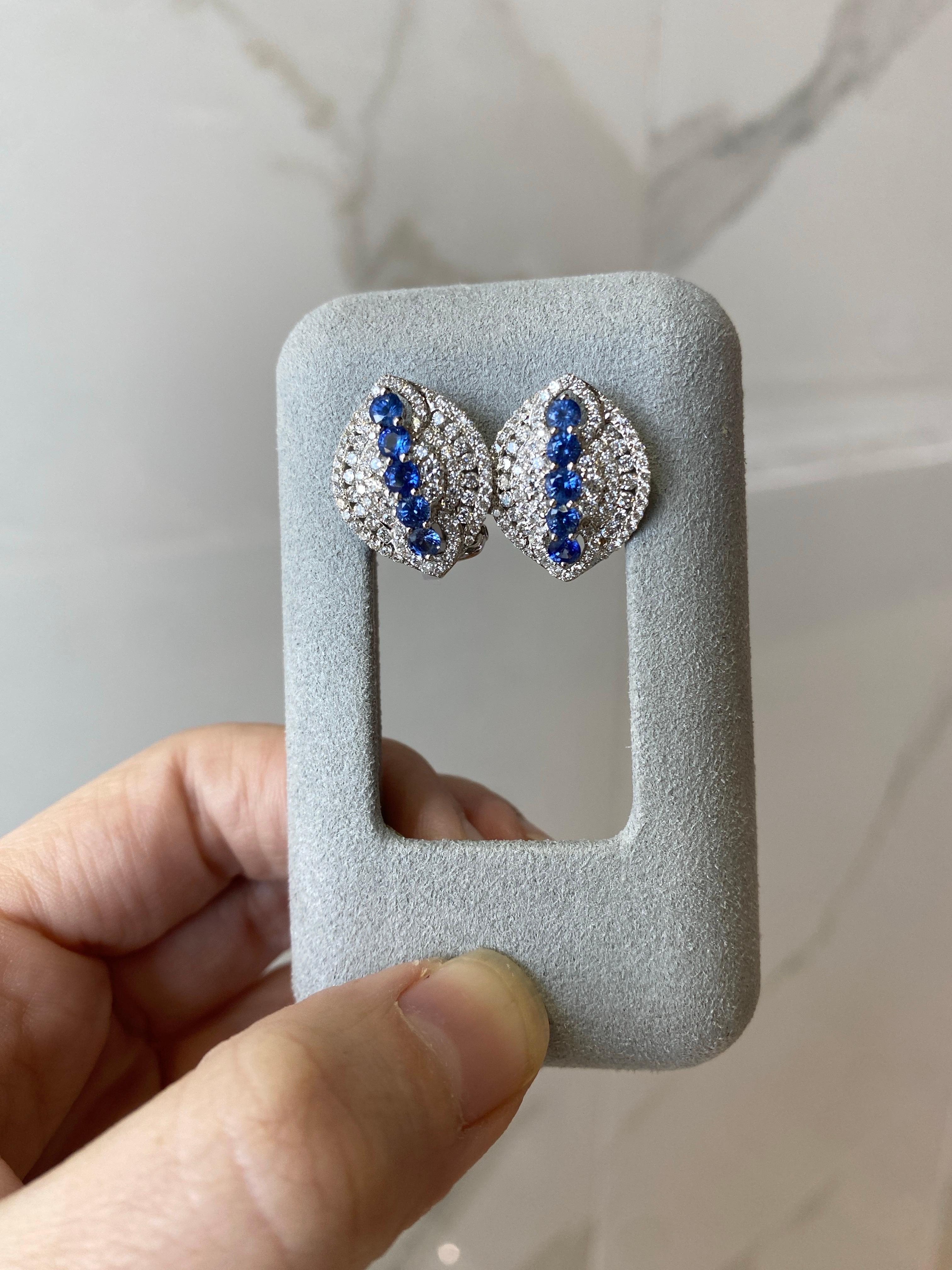 Orecchini con zaffiro blu rotondo da 1,71 carati e diamante micropave da 1,71 carati in vendita 6
