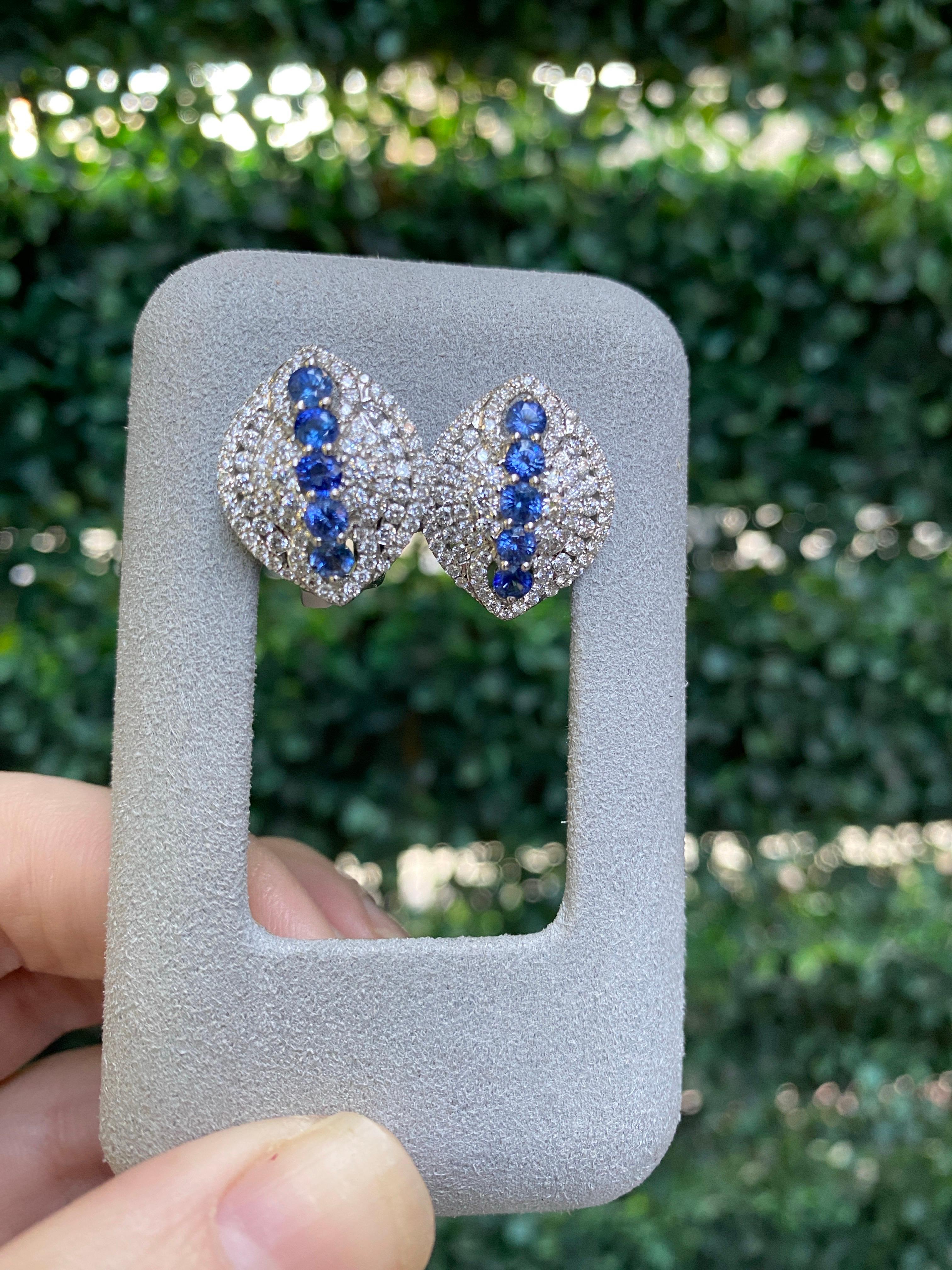 Orecchini con zaffiro blu rotondo da 1,71 carati e diamante micropave da 1,71 carati in vendita 7