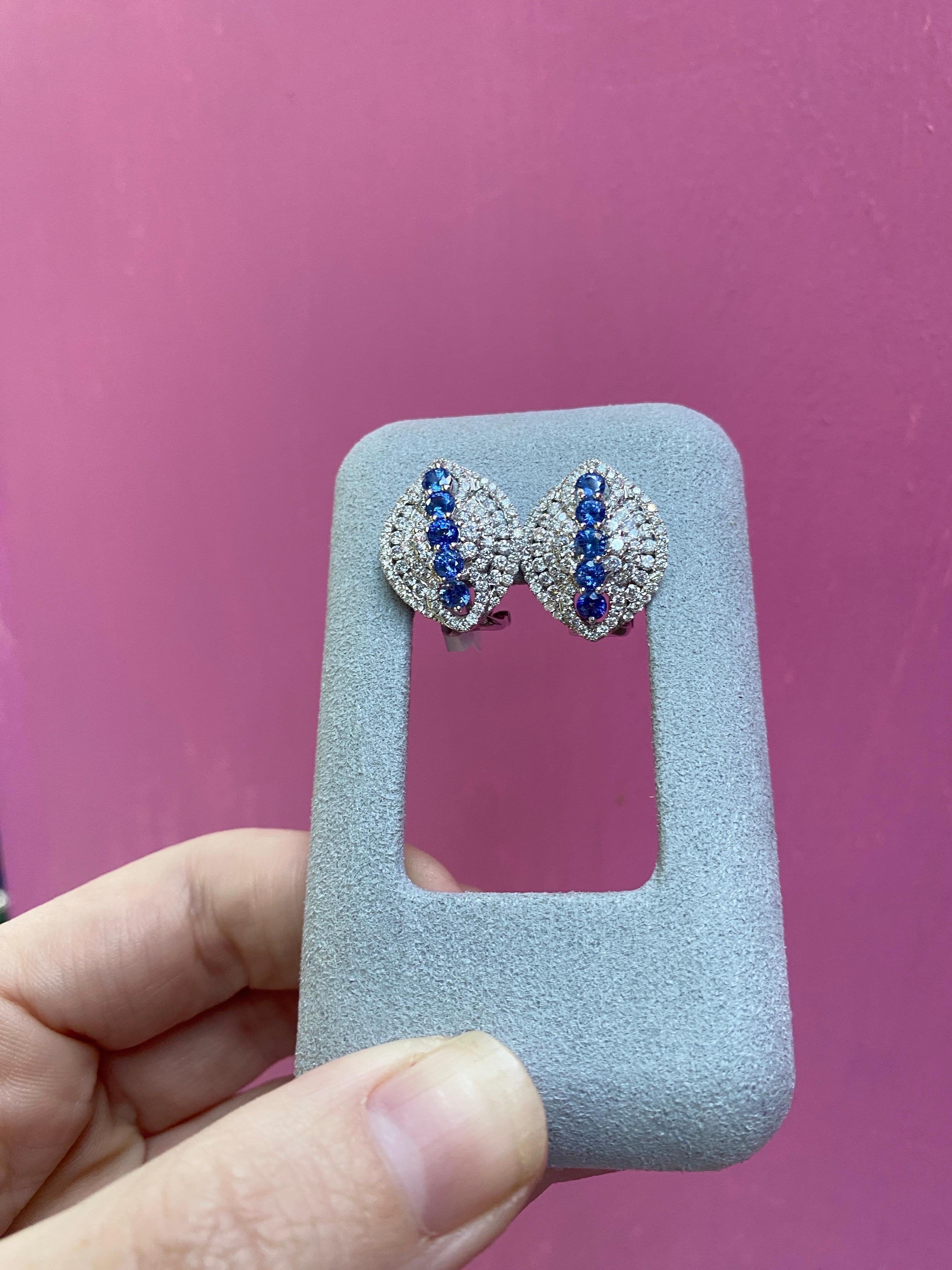 Orecchini con zaffiro blu rotondo da 1,71 carati e diamante micropave da 1,71 carati in vendita 8