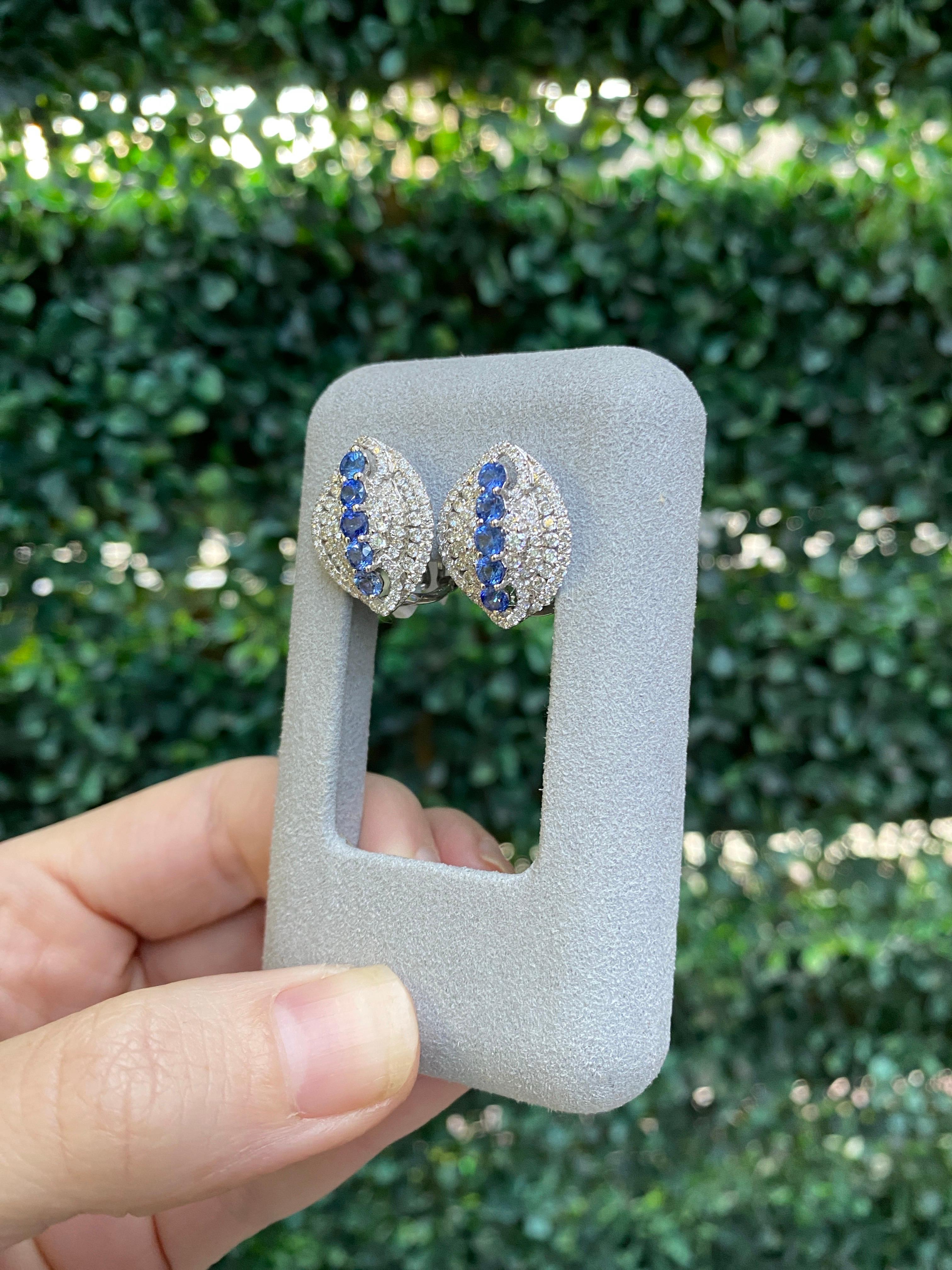 Orecchini con zaffiro blu rotondo da 1,71 carati e diamante micropave da 1,71 carati in vendita 9