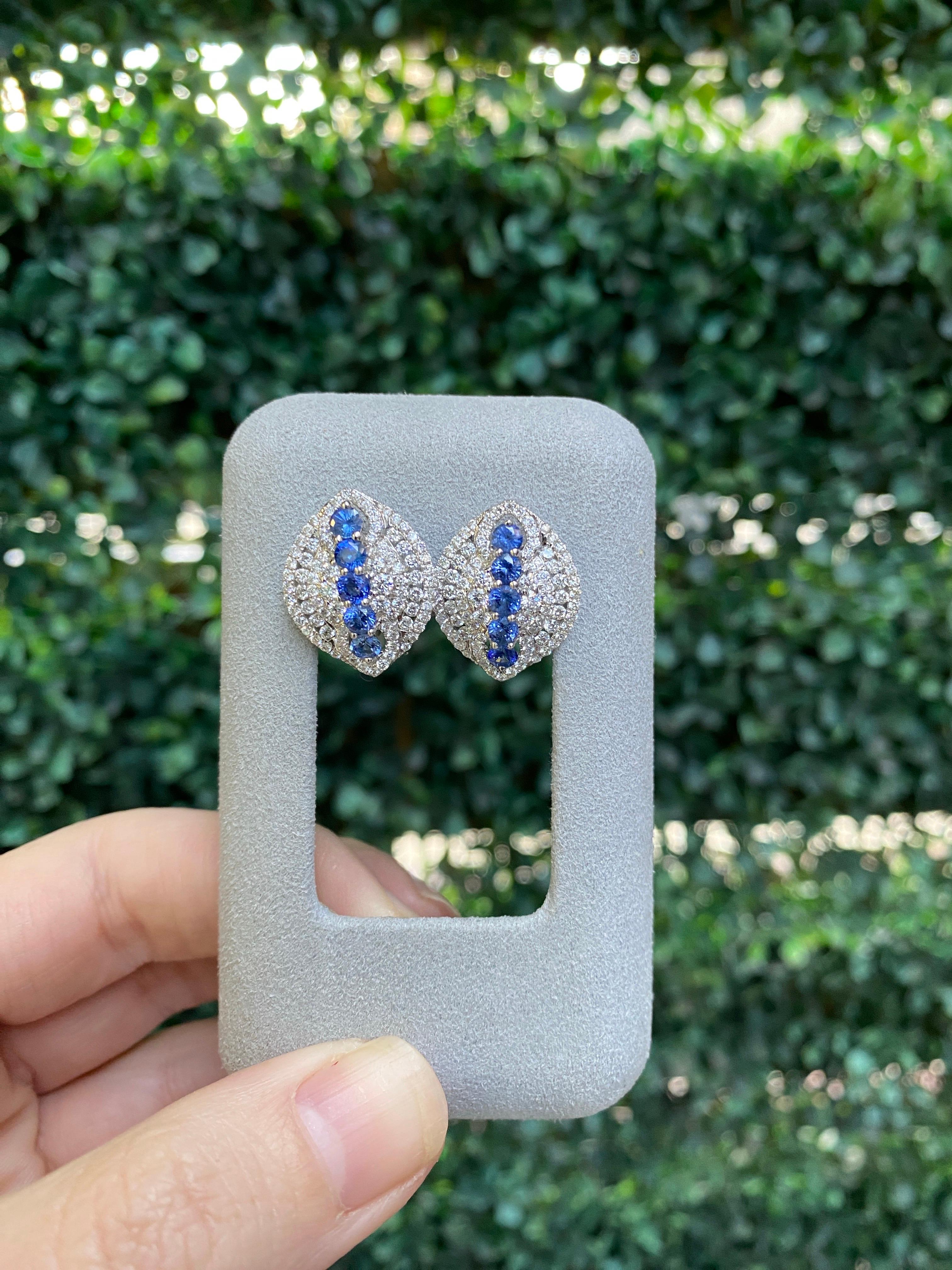 Orecchini con zaffiro blu rotondo da 1,71 carati e diamante micropave da 1,71 carati in vendita 10