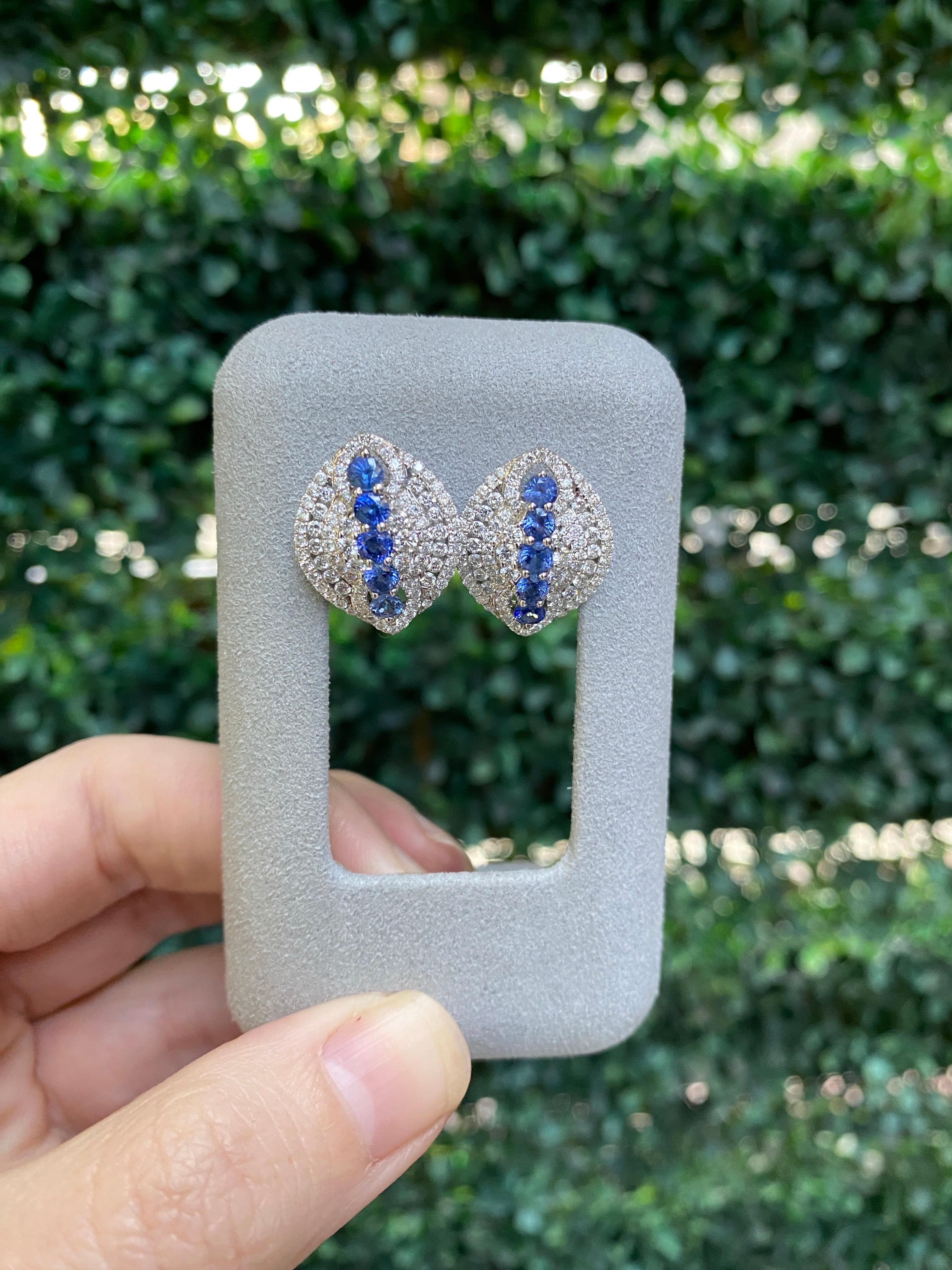 Orecchini con zaffiro blu rotondo da 1,71 carati e diamante micropave da 1,71 carati in vendita 11