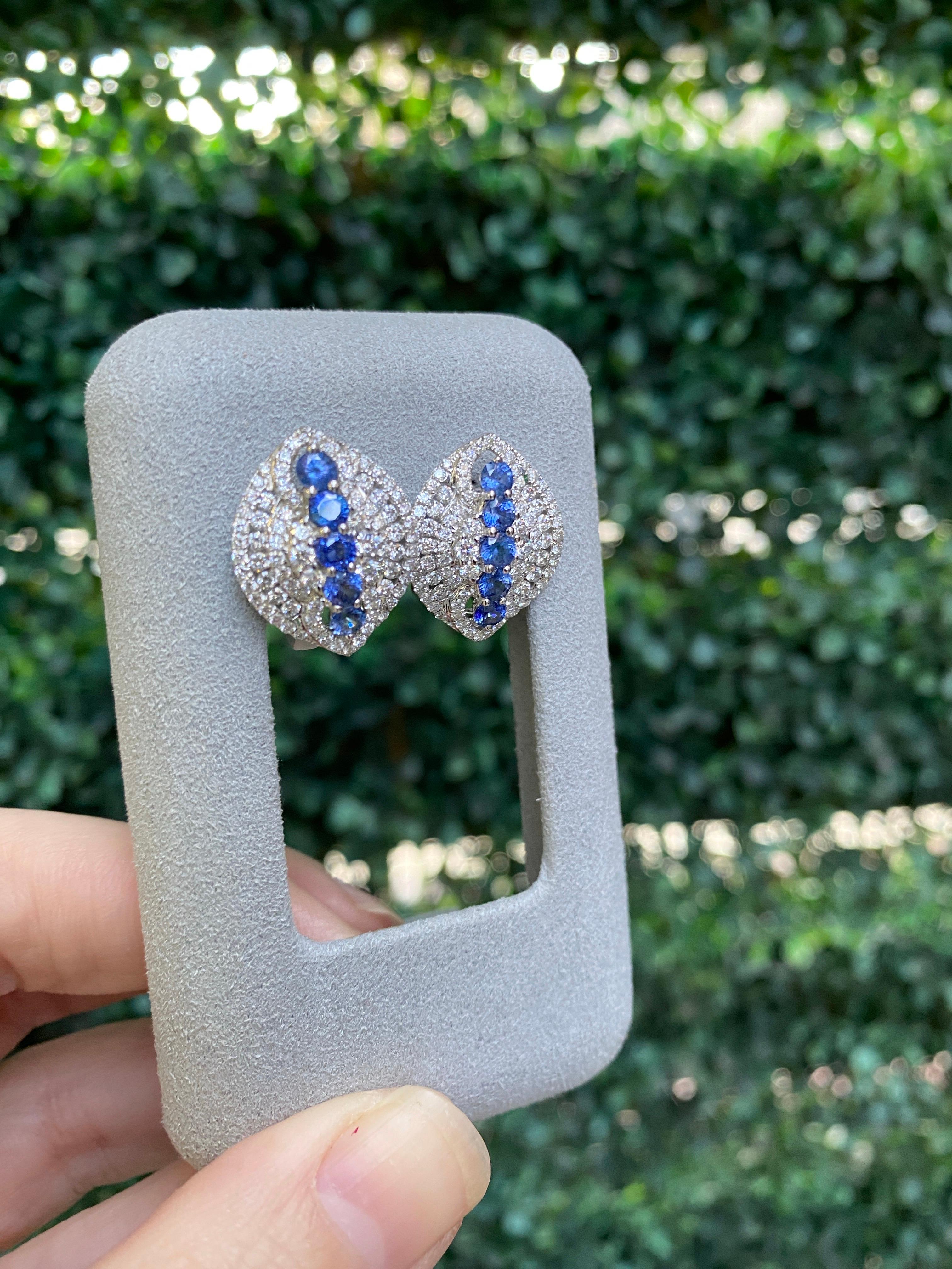 Orecchini con zaffiro blu rotondo da 1,71 carati e diamante micropave da 1,71 carati in vendita 12