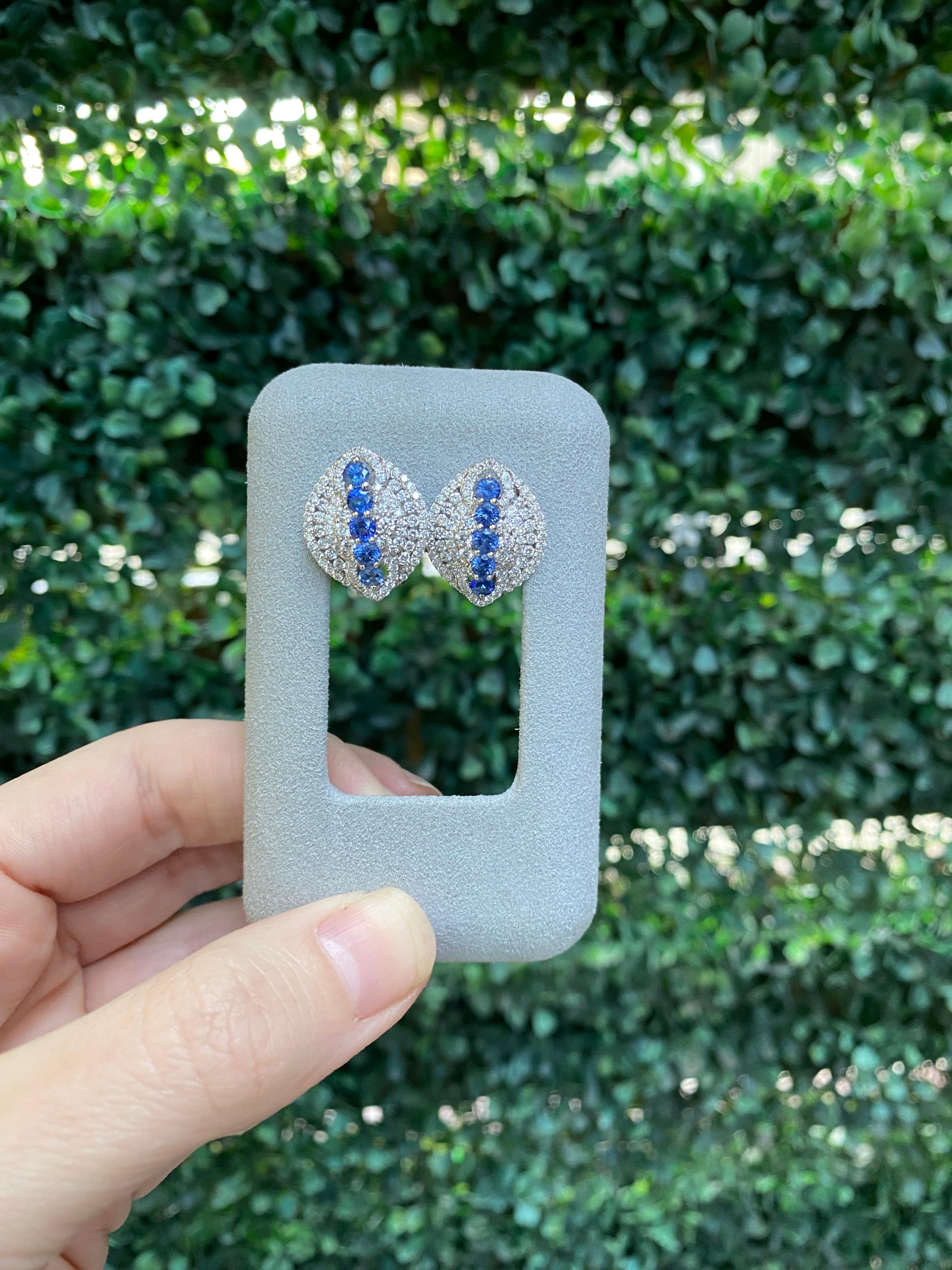 Orecchini con zaffiro blu rotondo da 1,71 carati e diamante micropave da 1,71 carati in vendita 13