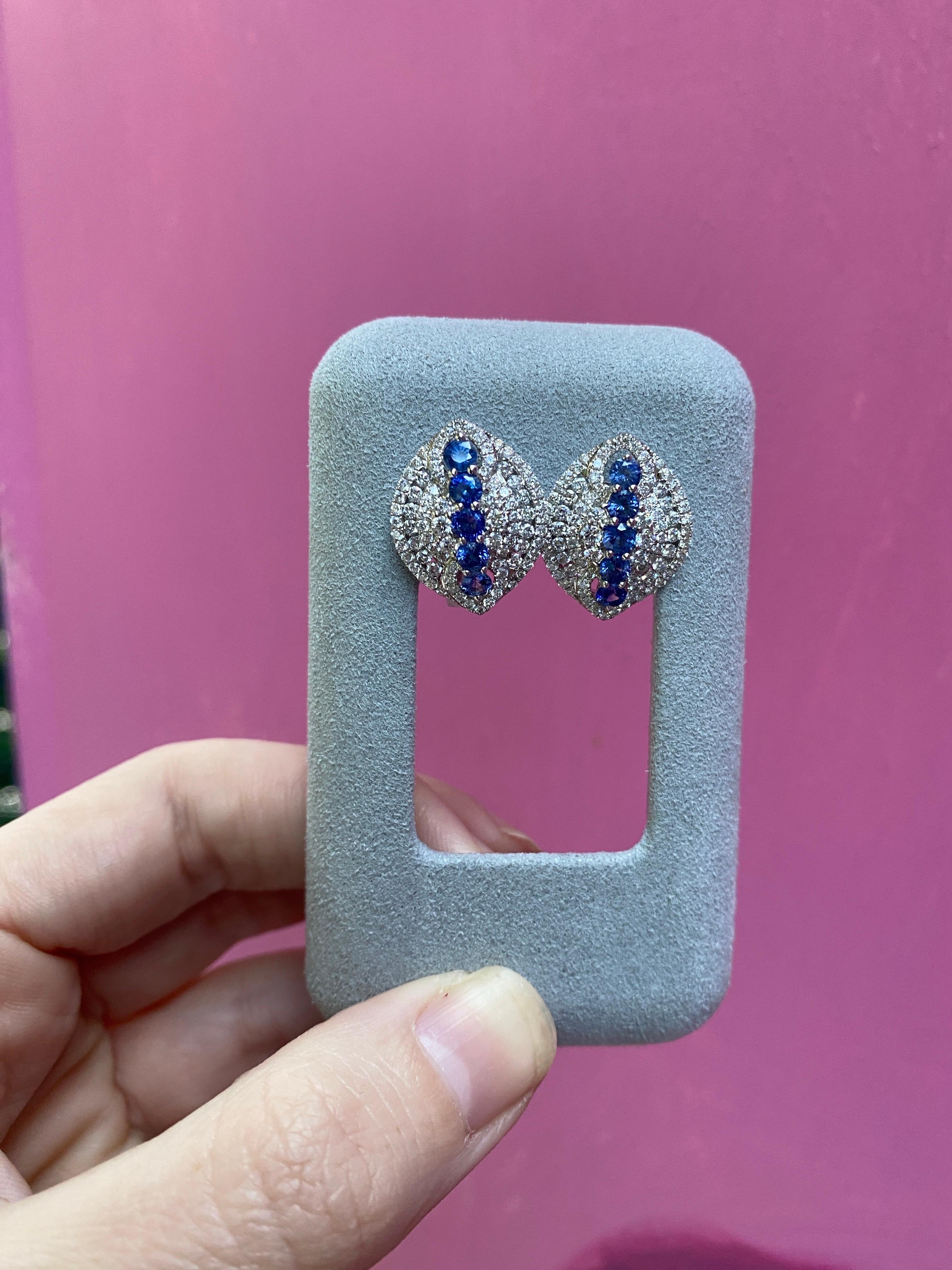 Orecchini con zaffiro blu rotondo da 1,71 carati e diamante micropave da 1,71 carati in vendita 14