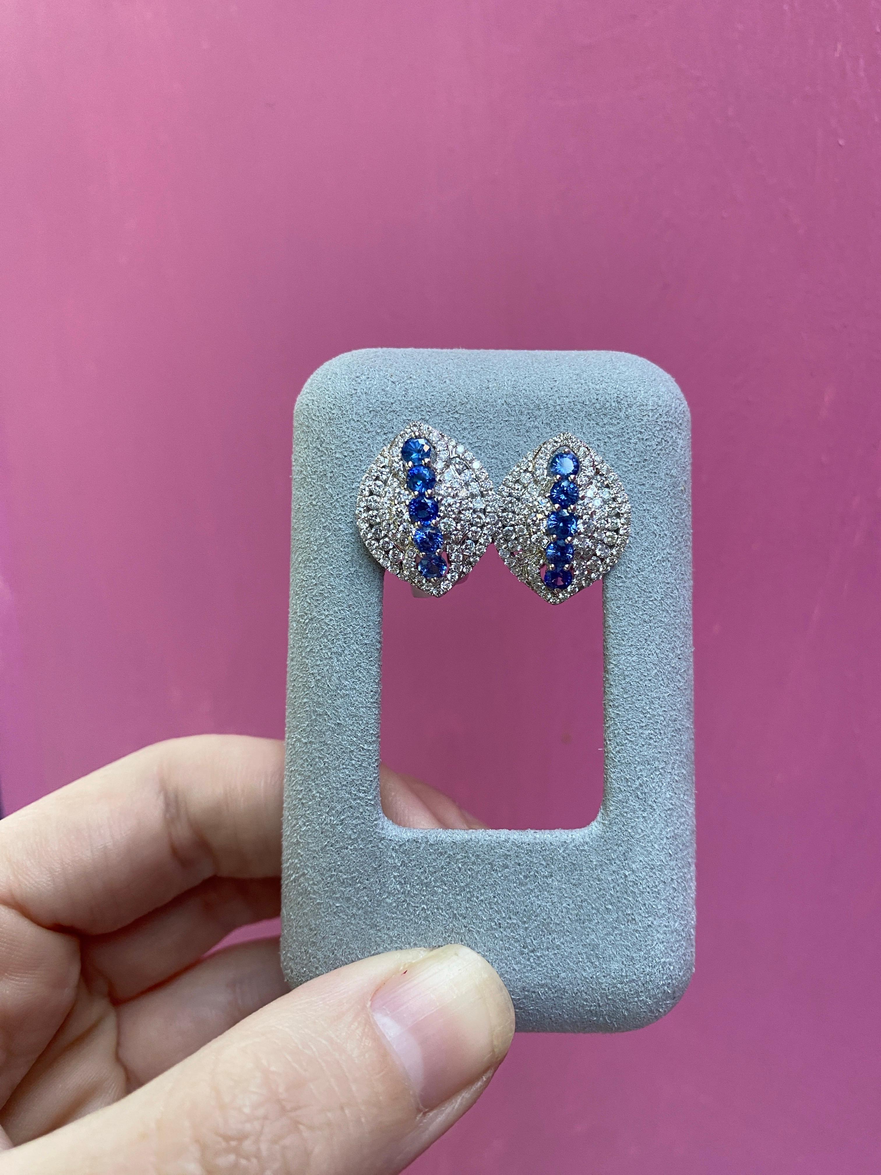 Orecchini con zaffiro blu rotondo da 1,71 carati e diamante micropave da 1,71 carati in vendita 15