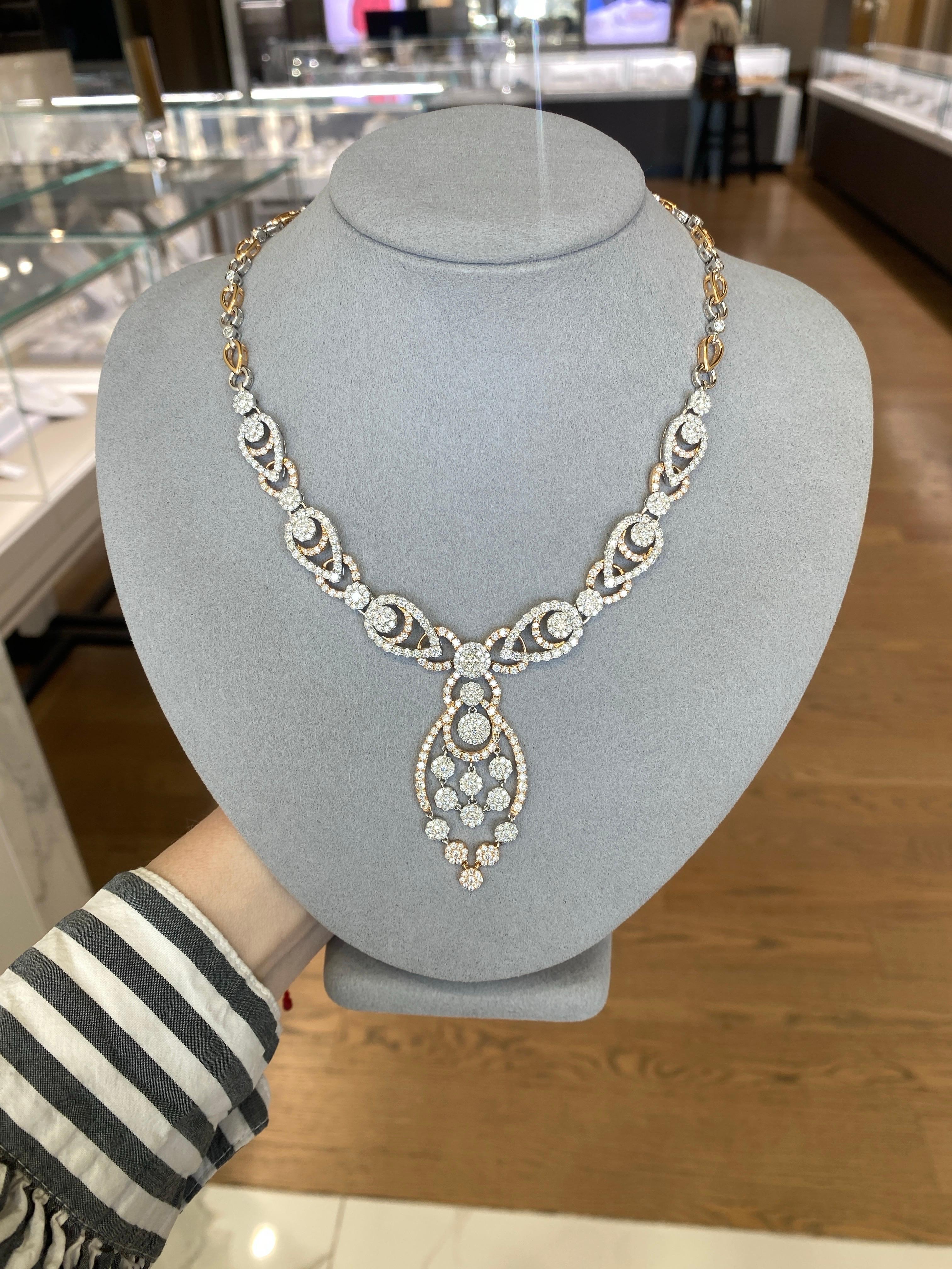 Donna Collana con ciondolo a vortice in oro bianco e rosa 18k con diamanti rotondi incastonati (18.00ctw) in vendita