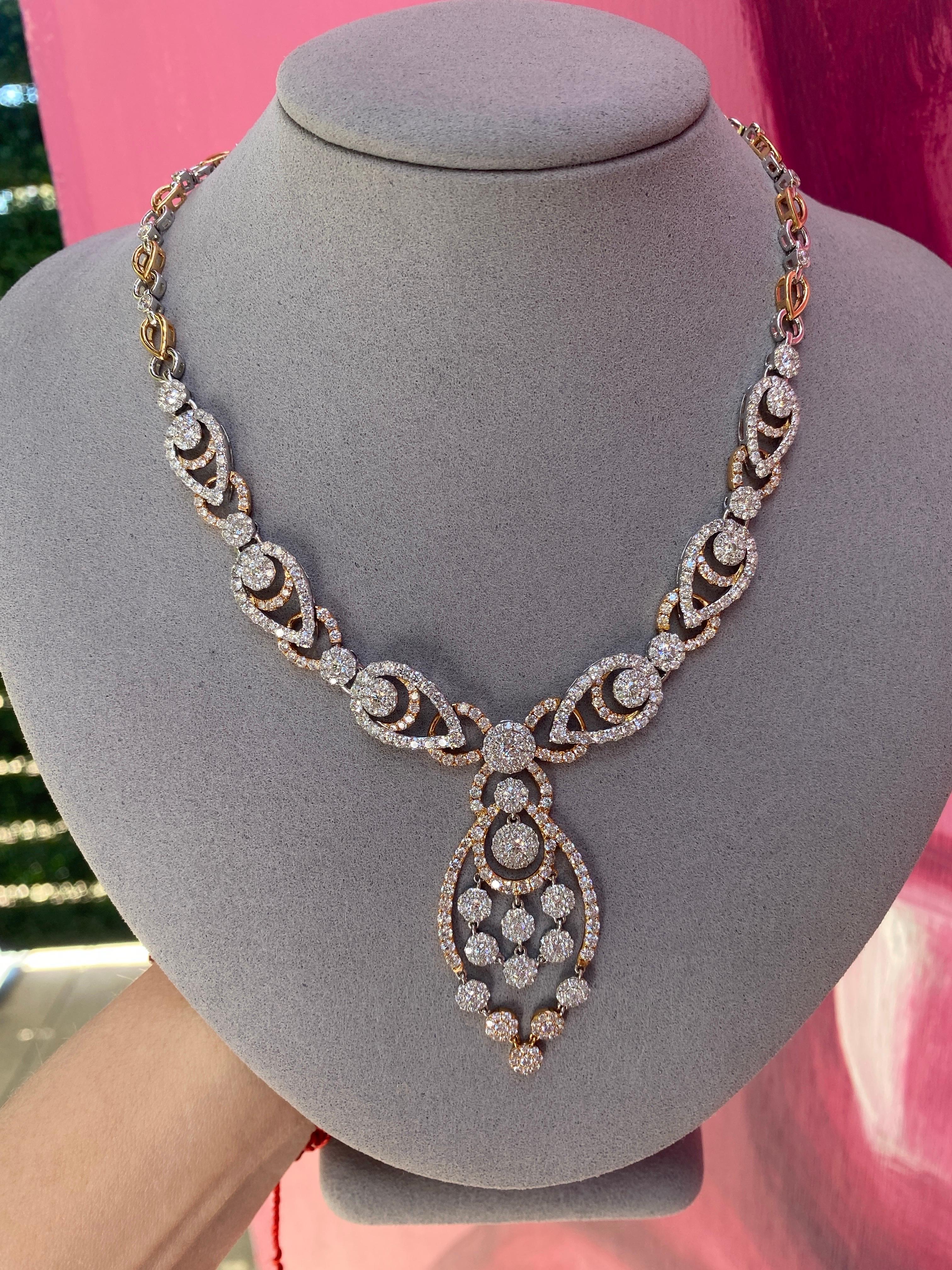 Collana con ciondolo a vortice in oro bianco e rosa 18k con diamanti rotondi incastonati (18.00ctw) in vendita 1