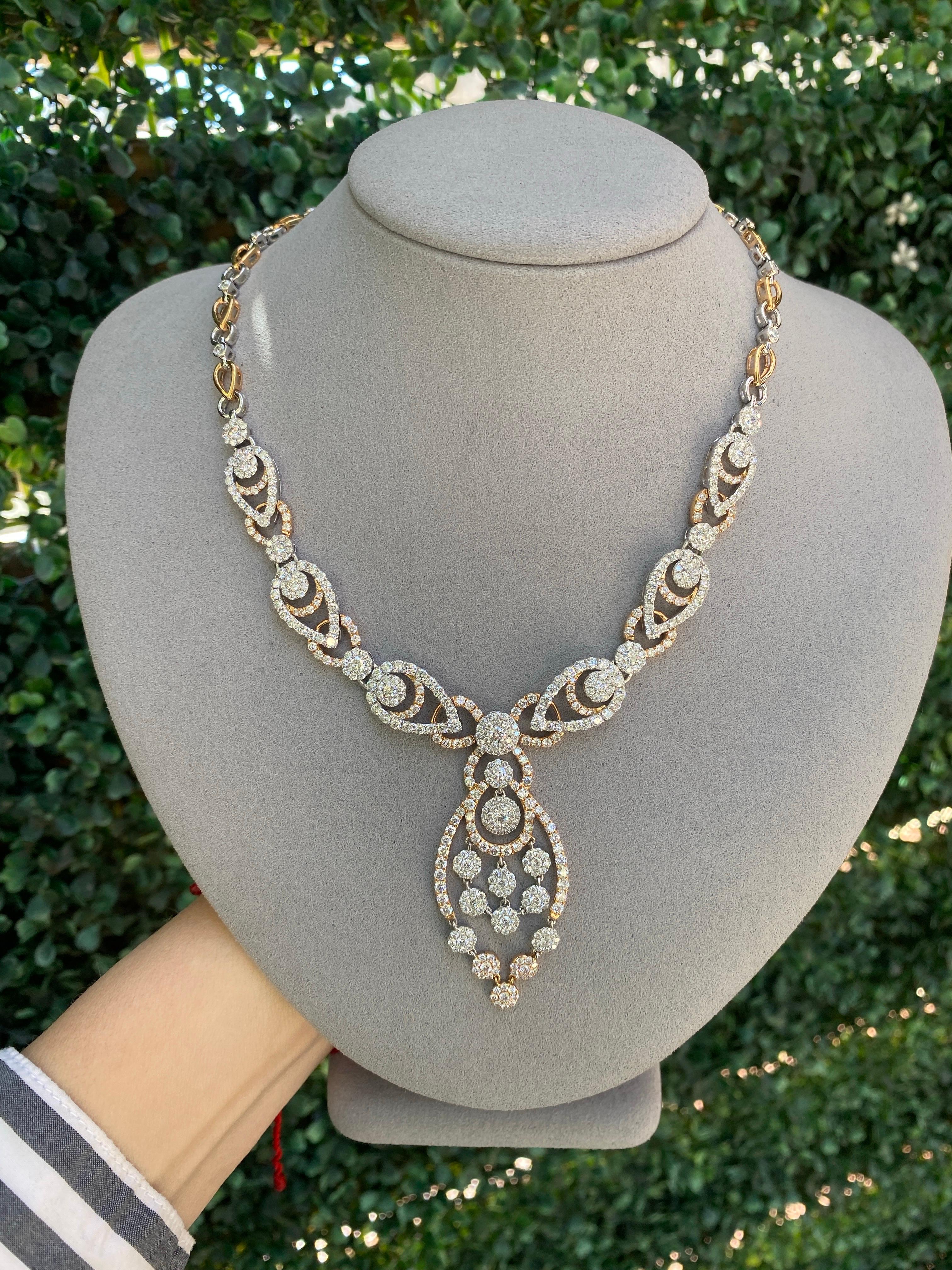 Collana con ciondolo a vortice in oro bianco e rosa 18k con diamanti rotondi incastonati (18.00ctw) in vendita 2
