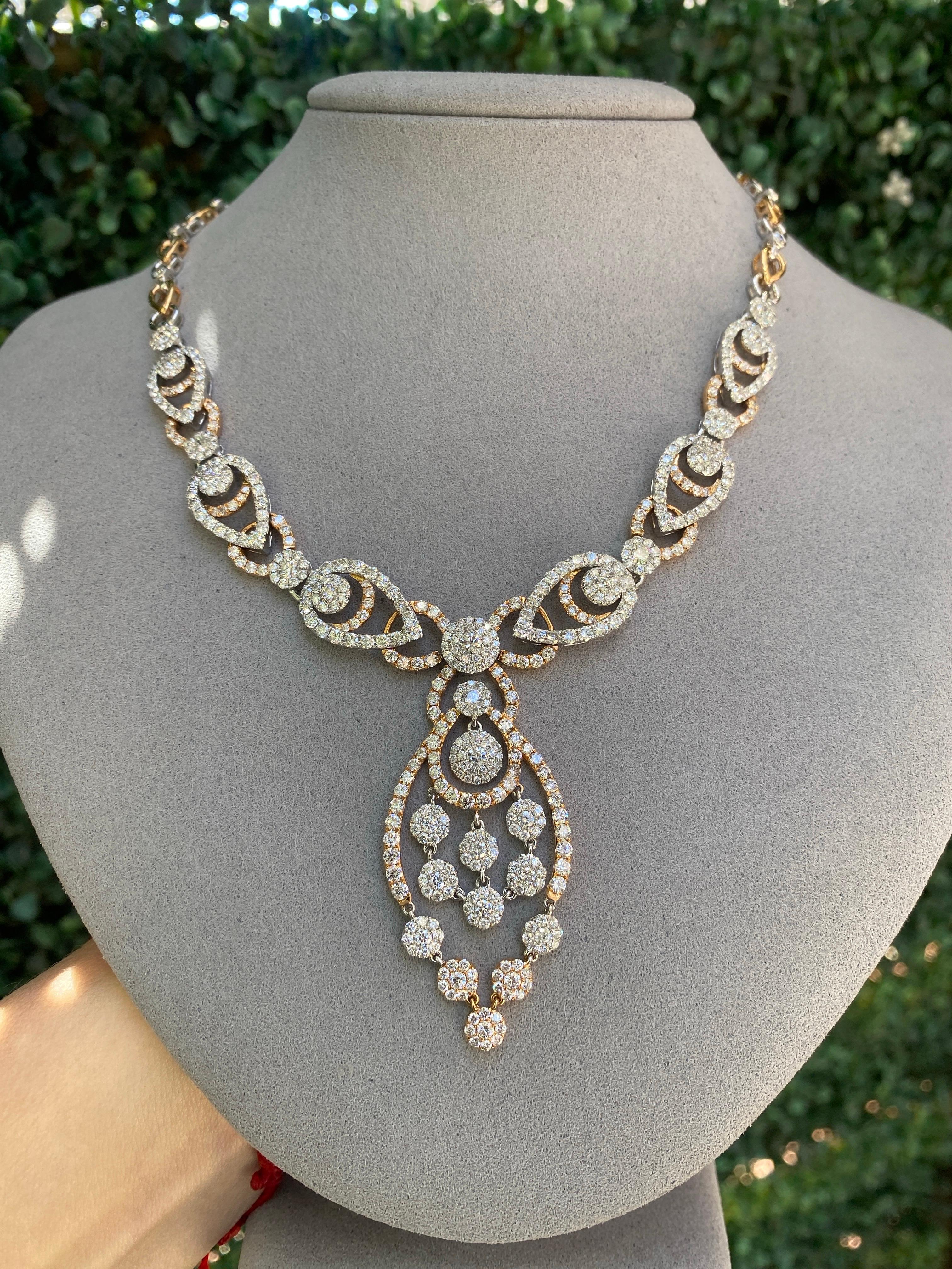 Collana con ciondolo a vortice in oro bianco e rosa 18k con diamanti rotondi incastonati (18.00ctw) in vendita 3