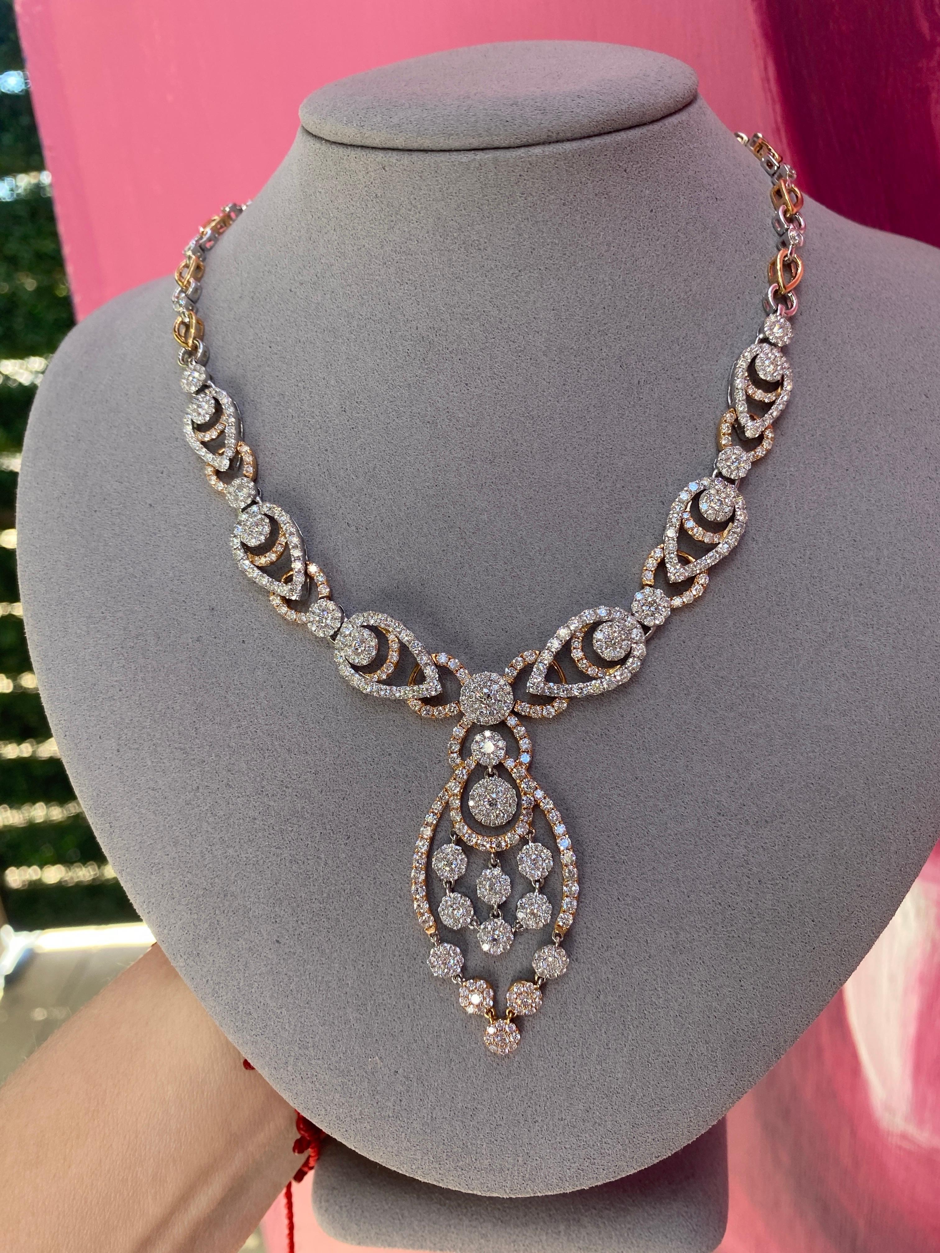 Collana con ciondolo a vortice in oro bianco e rosa 18k con diamanti rotondi incastonati (18.00ctw) in vendita 4