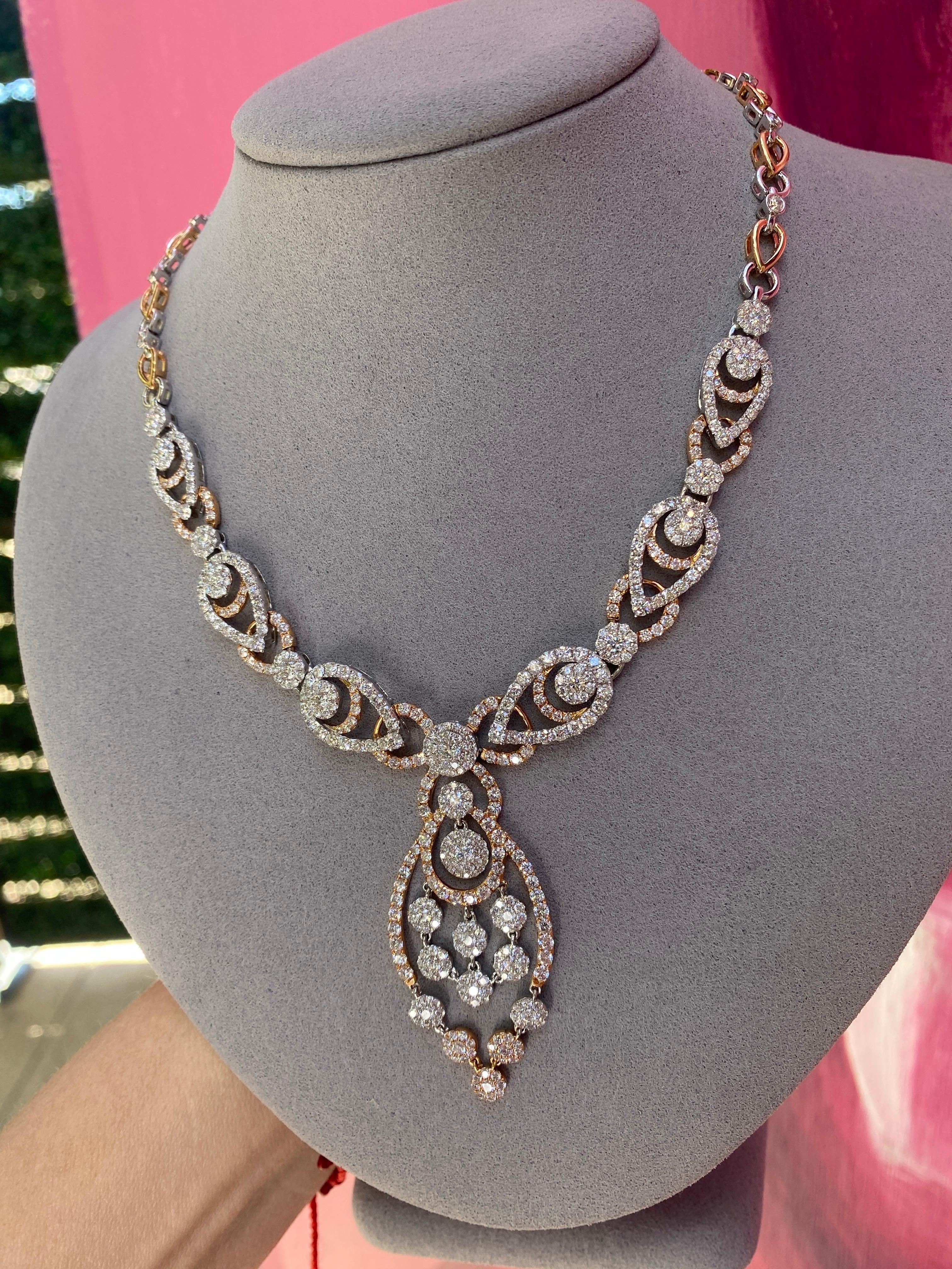 Collana con ciondolo a vortice in oro bianco e rosa 18k con diamanti rotondi incastonati (18.00ctw) in vendita 5