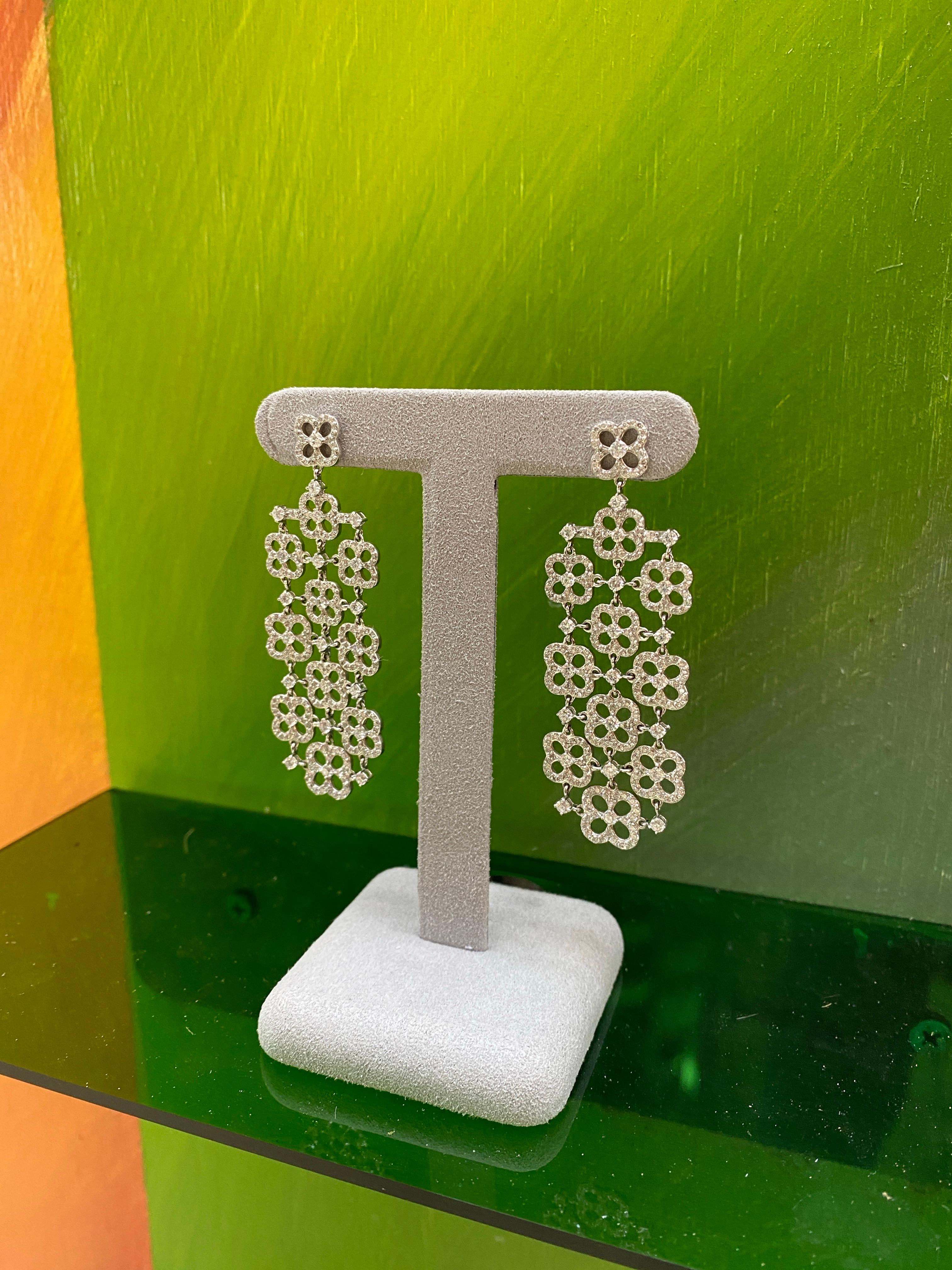 Femenino o masculino Pendientes de araña con forma de trébol de diamantes redondos naturales de 4,73 ctw, oro blanco de 18k en venta