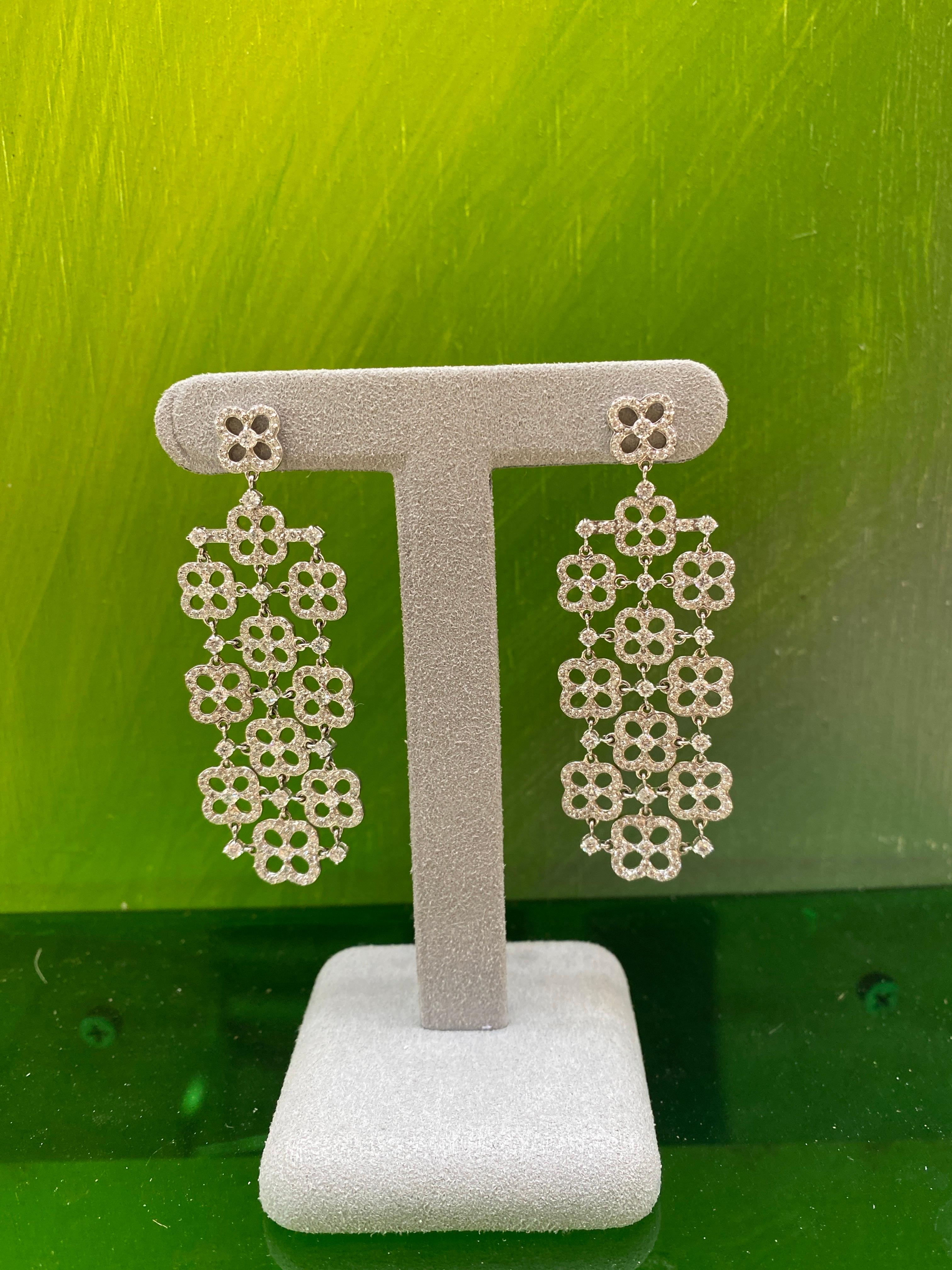 Pendientes de araña con forma de trébol de diamantes redondos naturales de 4,73 ctw, oro blanco de 18k en venta 2