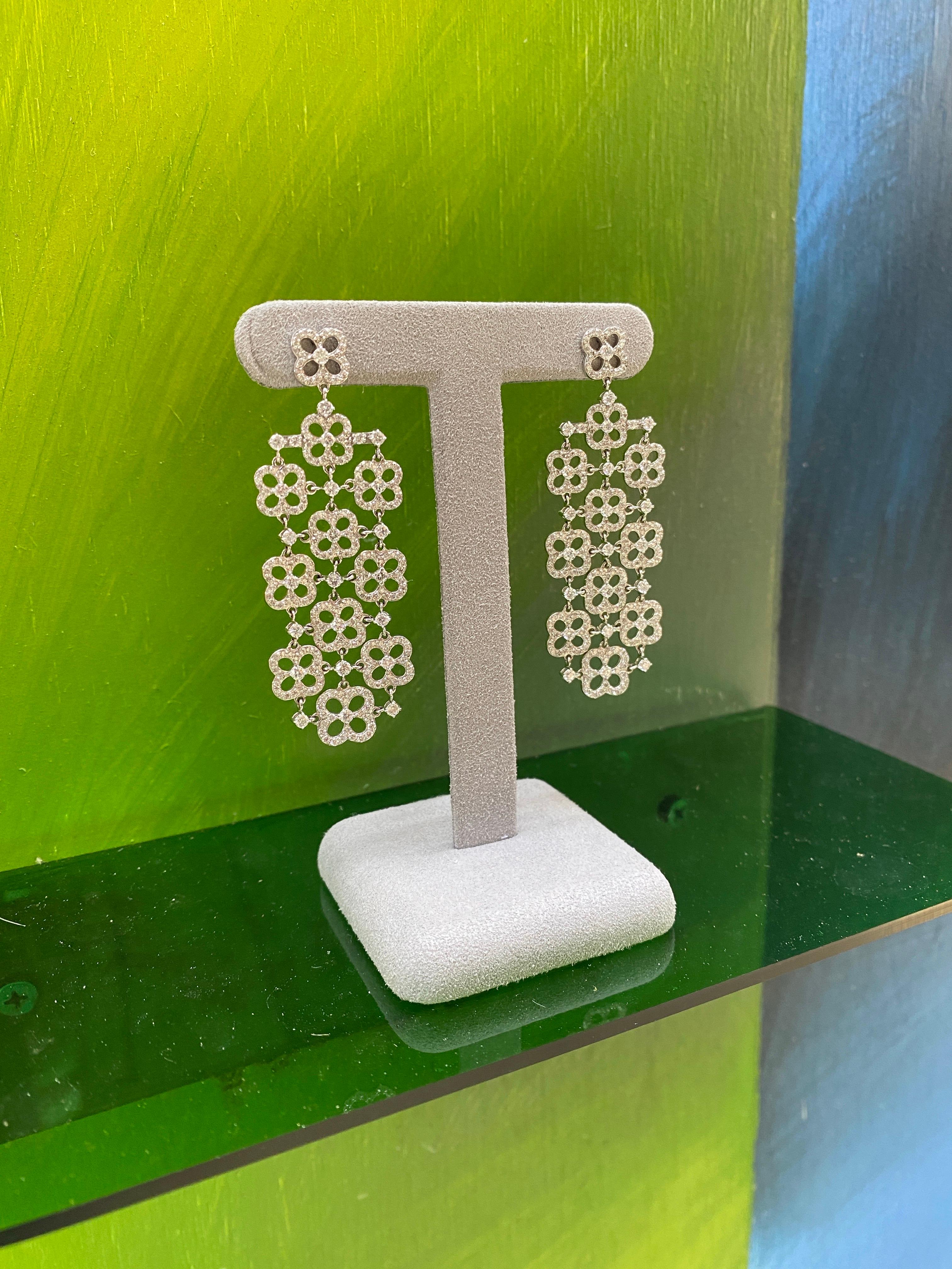 Pendientes de araña con forma de trébol de diamantes redondos naturales de 4,73 ctw, oro blanco de 18k en venta 4