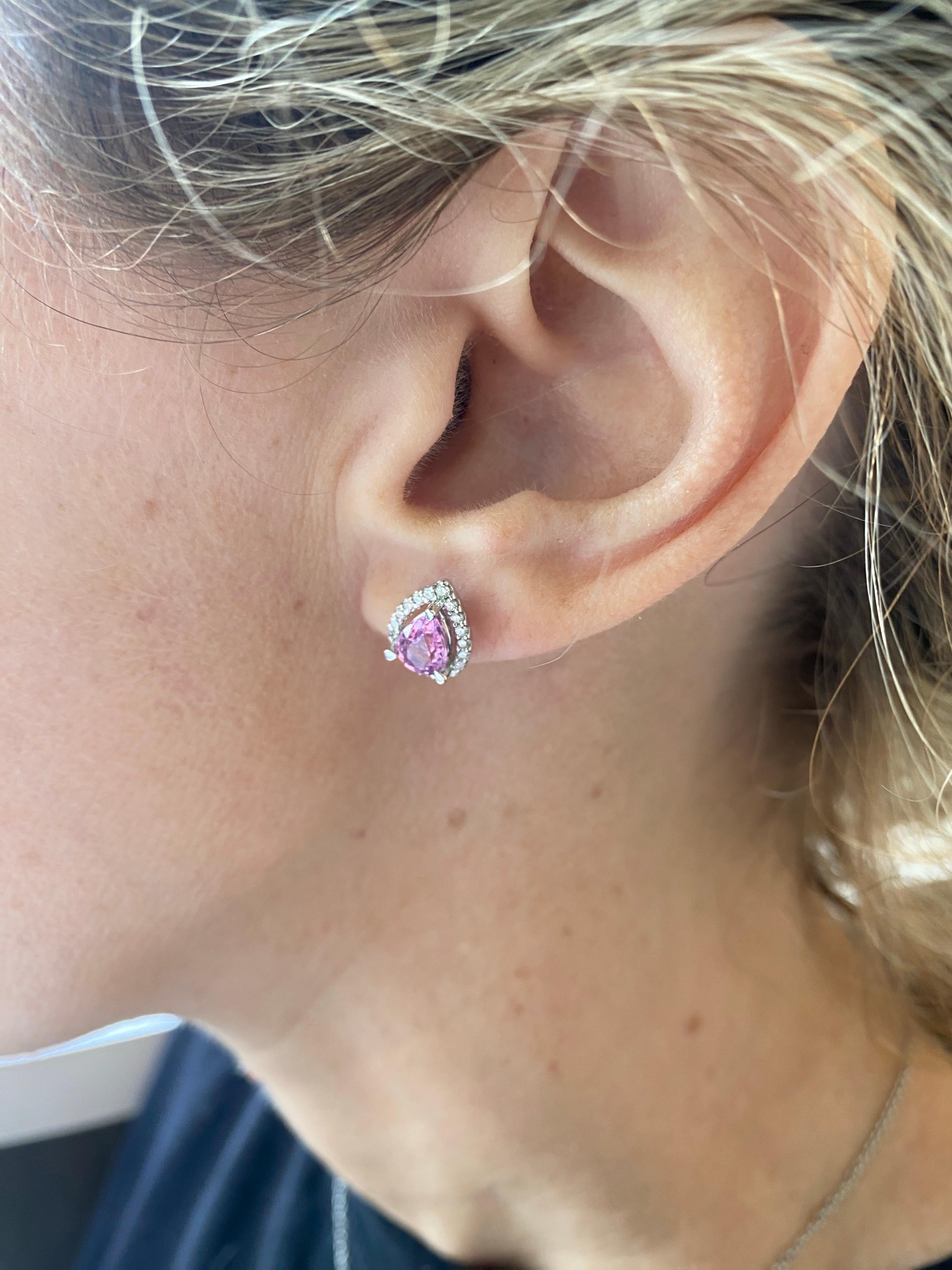 Pendientes de zafiro rosa y halo de diamantes en forma de pera de 1,85 quilates de peso total en venta 8