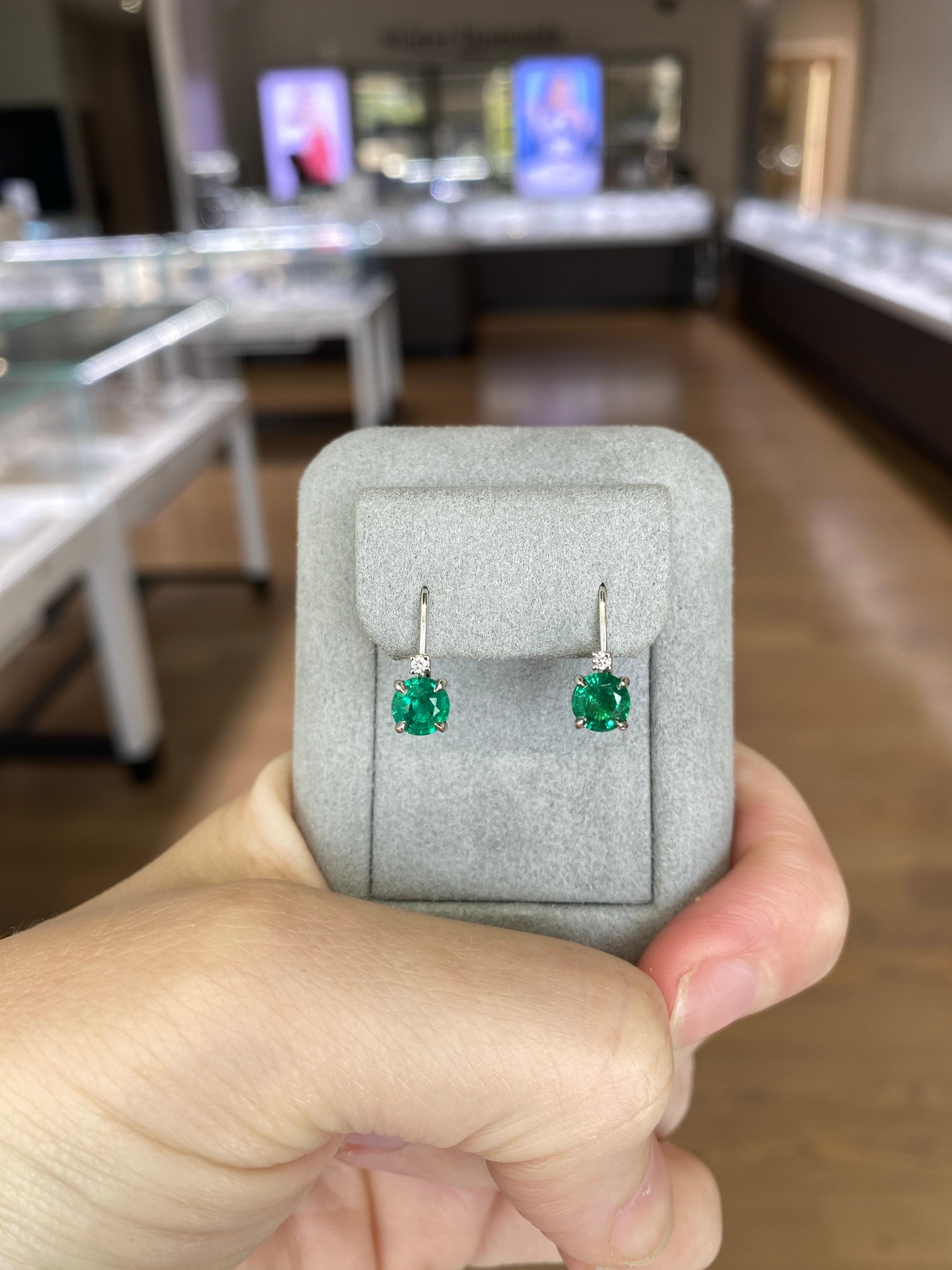 0,95 Karat Gesamtgewicht natürlicher runder Smaragd & Diamant-Tropfen-Ohrringe im Angebot 5