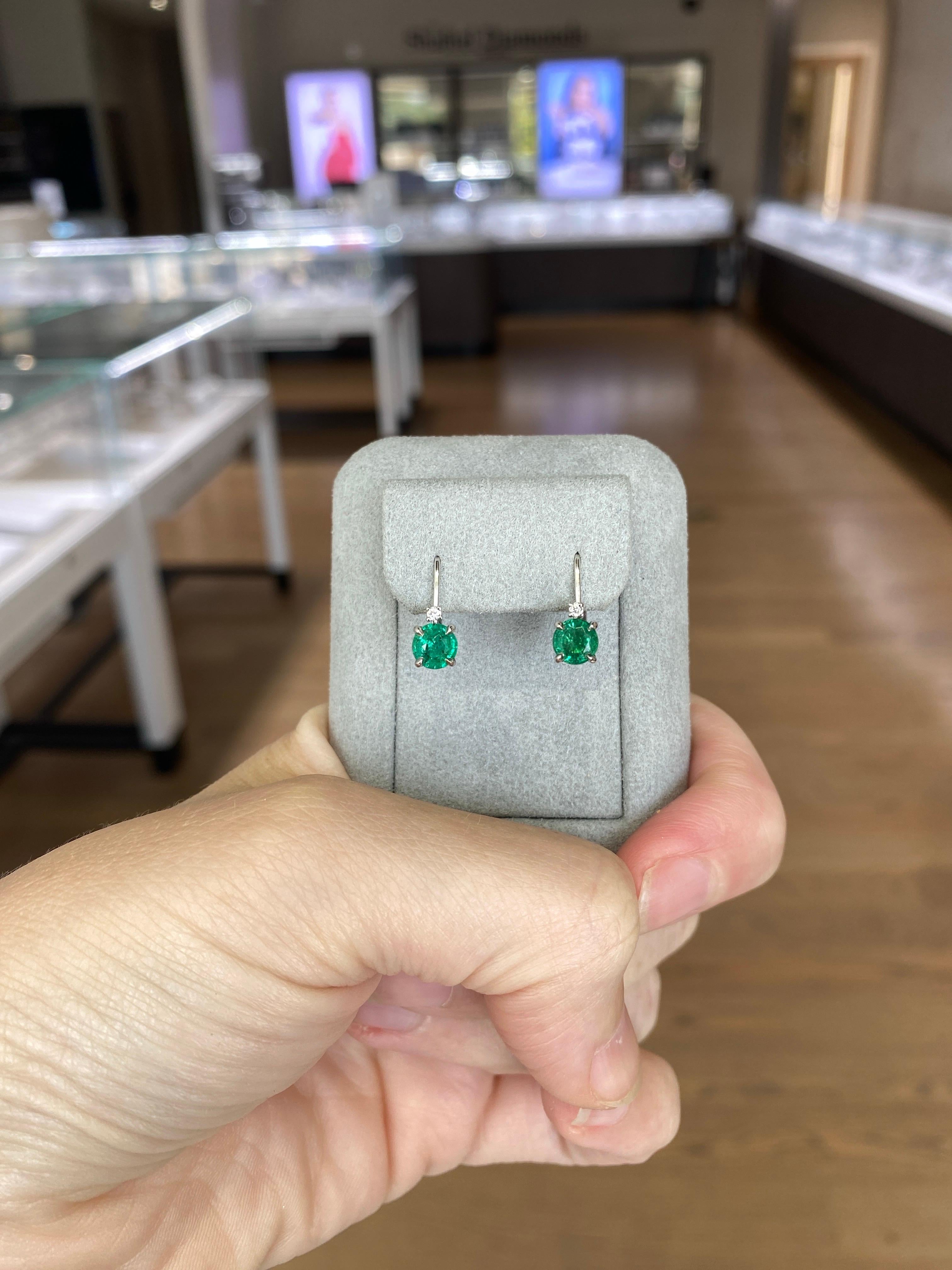 0,95 Karat Gesamtgewicht natürlicher runder Smaragd & Diamant-Tropfen-Ohrringe im Angebot 6