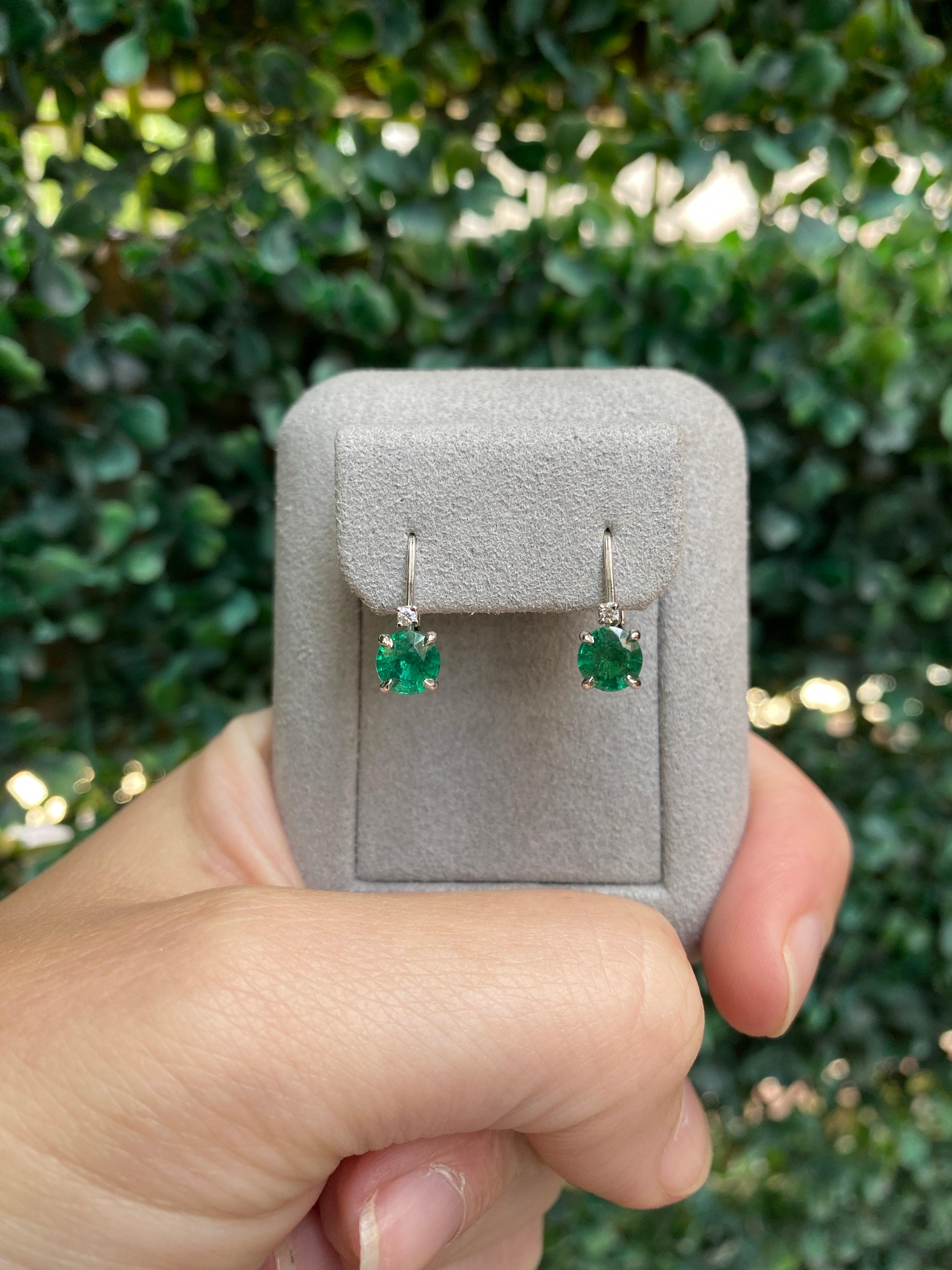 0,95 Karat Gesamtgewicht natürlicher runder Smaragd & Diamant-Tropfen-Ohrringe im Angebot 7