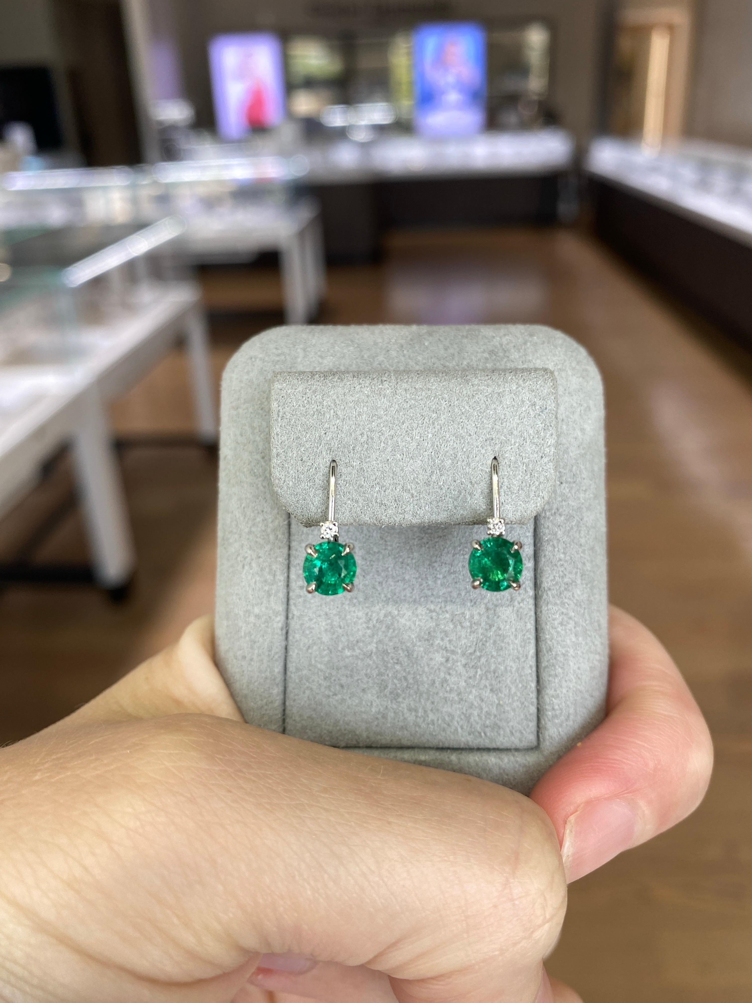 0,95 Karat Gesamtgewicht natürlicher runder Smaragd & Diamant-Tropfen-Ohrringe im Angebot 8