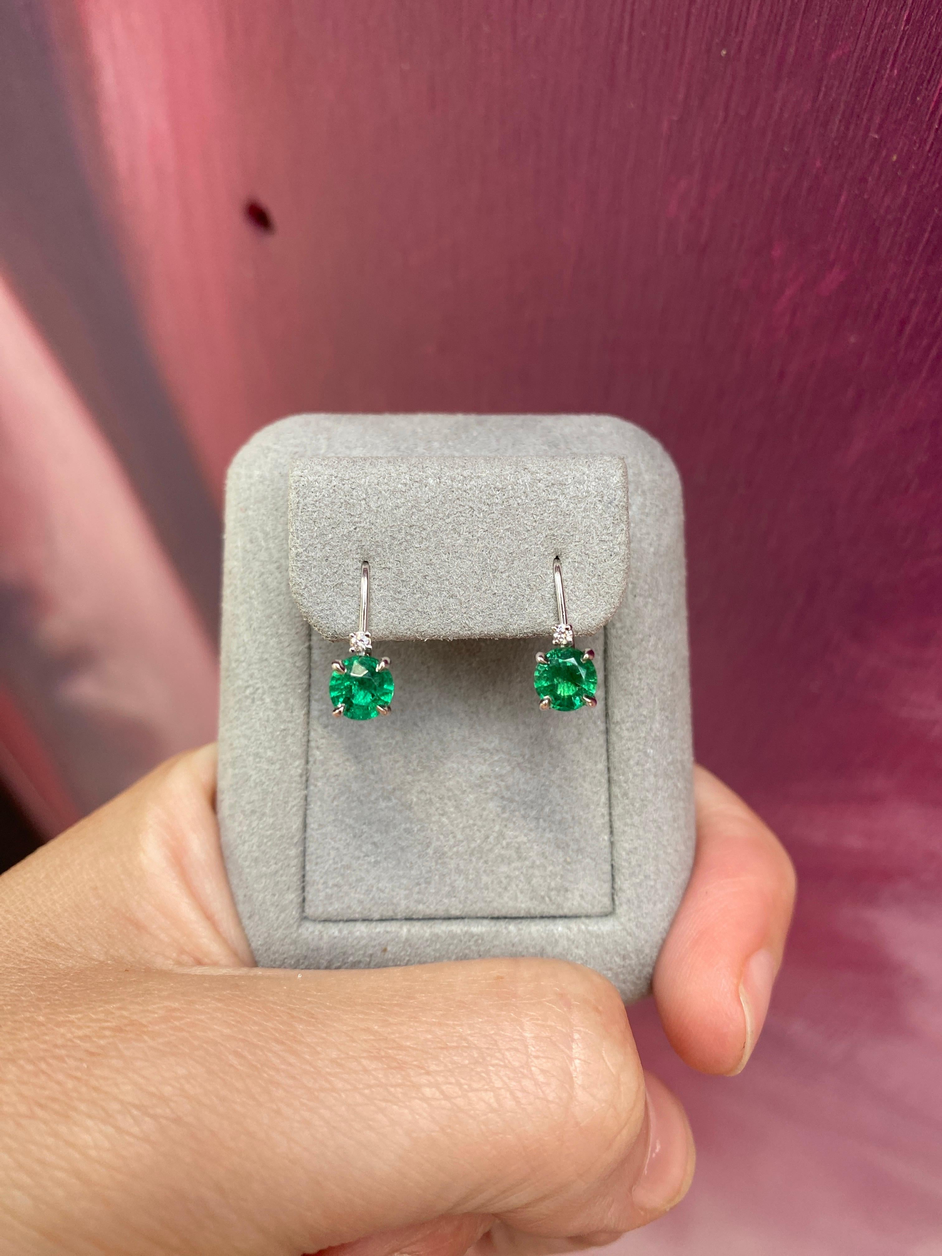 0,95 Karat Gesamtgewicht natürlicher runder Smaragd & Diamant-Tropfen-Ohrringe im Angebot 10