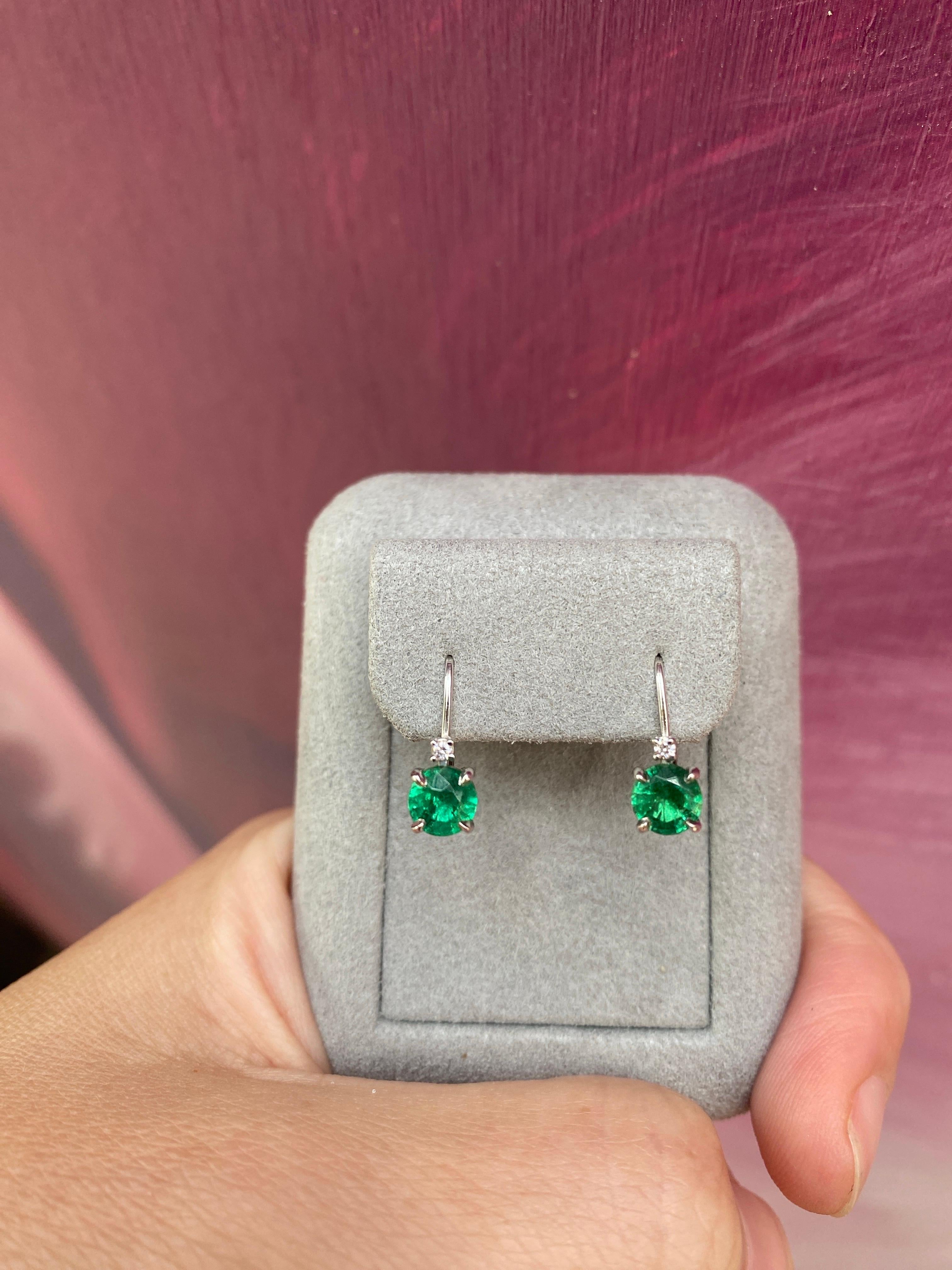 0,95 Karat Gesamtgewicht natürlicher runder Smaragd & Diamant-Tropfen-Ohrringe im Angebot 9