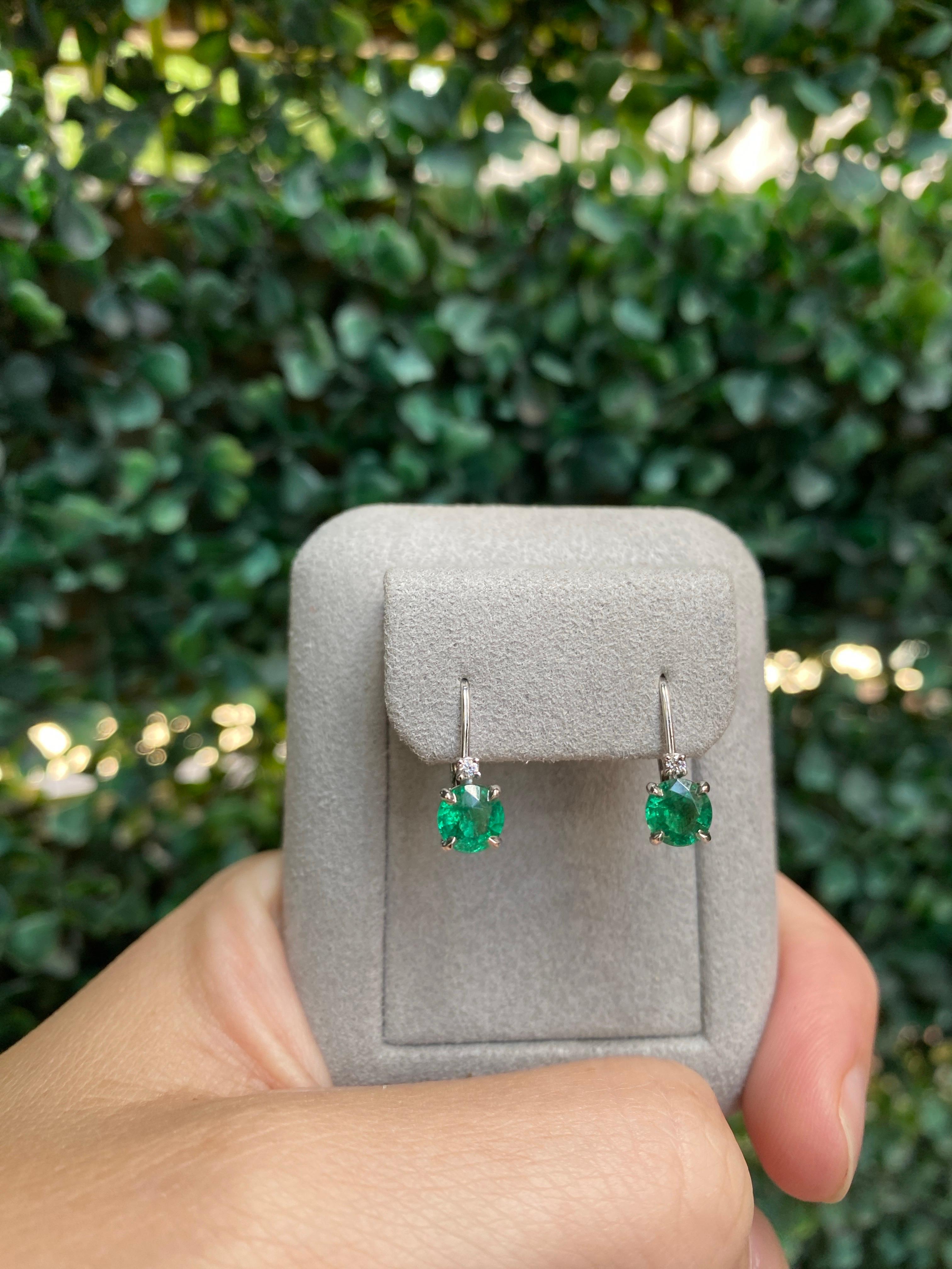 0,95 Karat Gesamtgewicht natürlicher runder Smaragd & Diamant-Tropfen-Ohrringe im Angebot 11