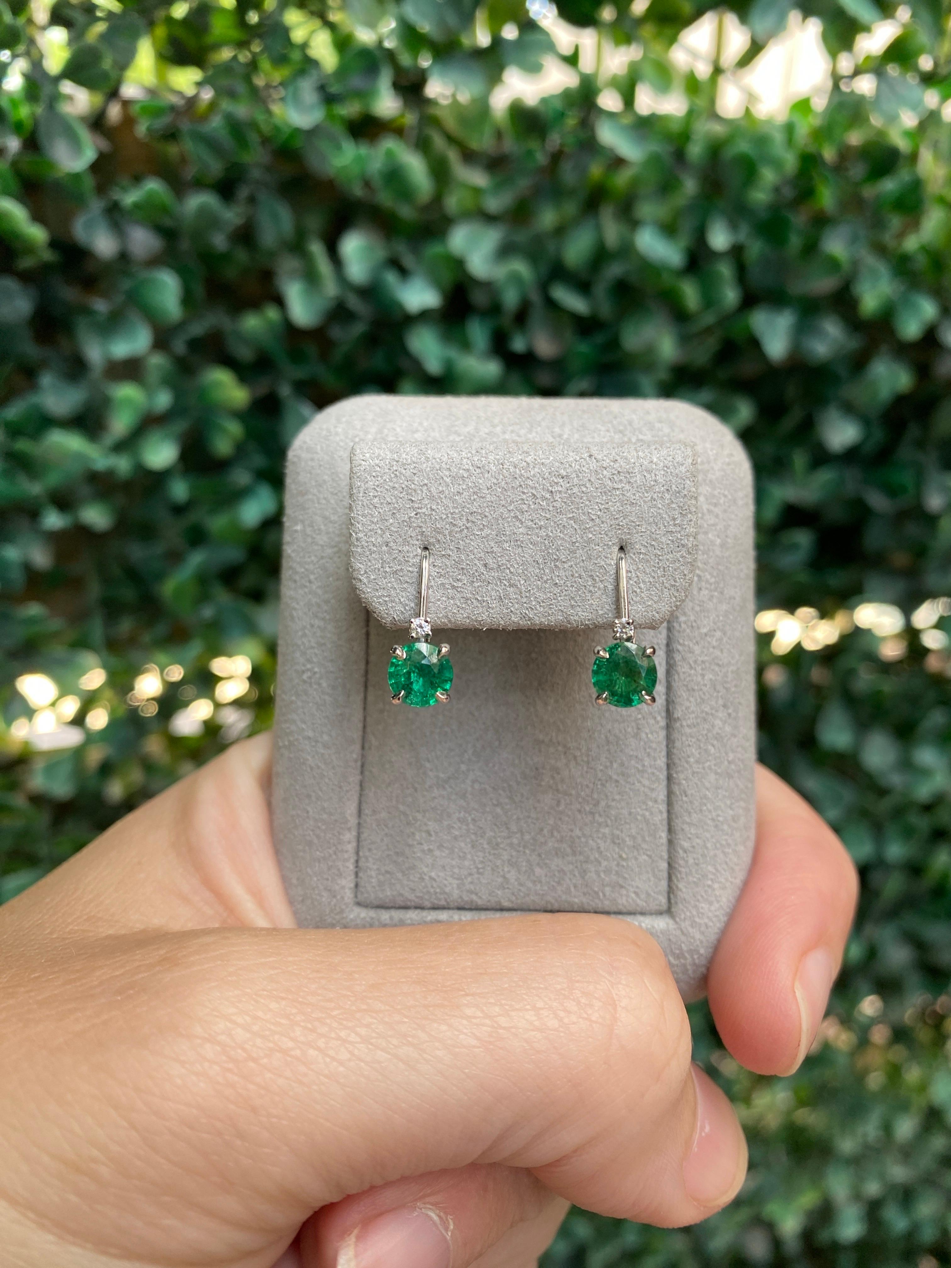 0,95 Karat Gesamtgewicht natürlicher runder Smaragd & Diamant-Tropfen-Ohrringe im Angebot 12